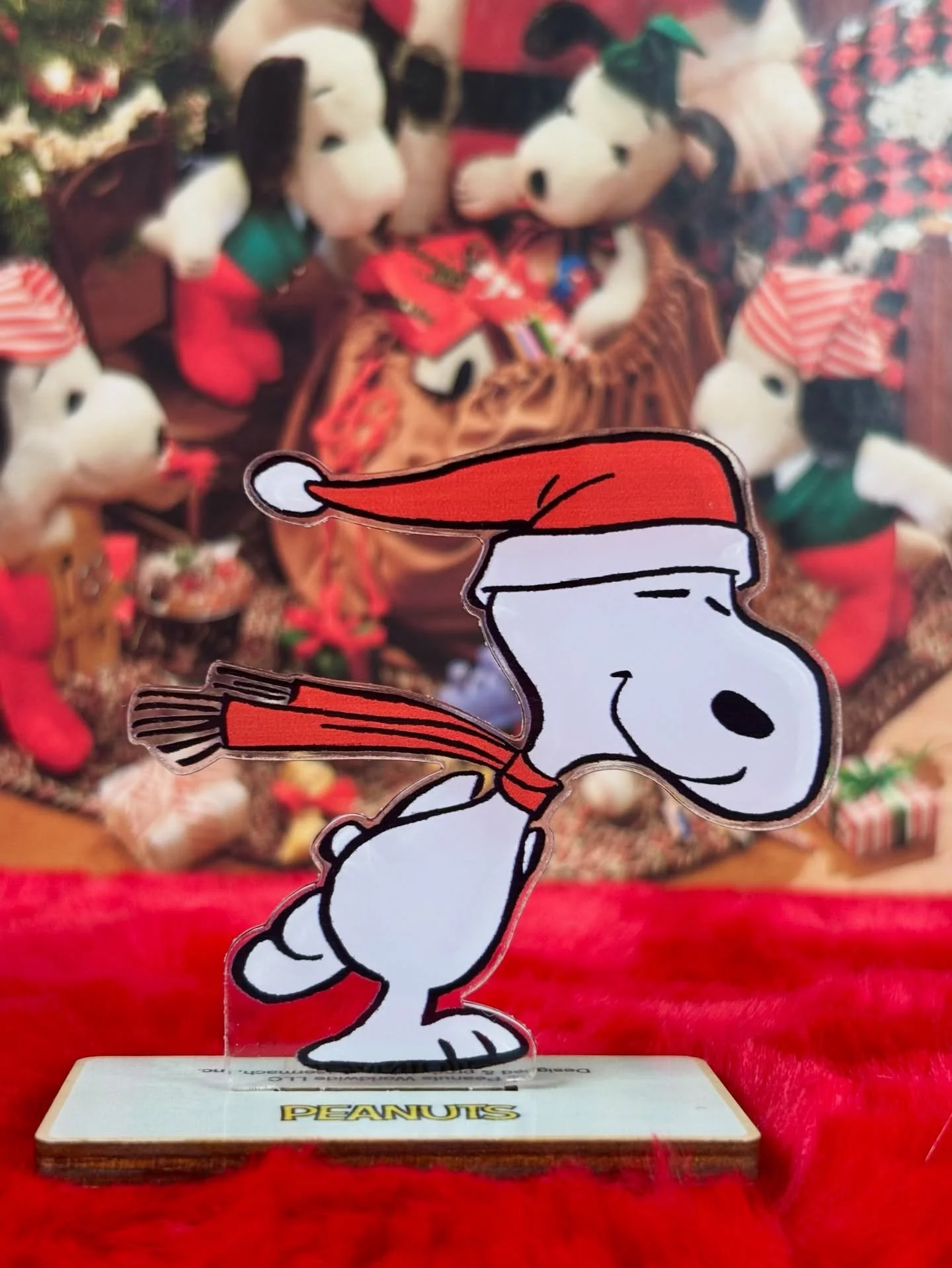Glide into the holiday spirit with Snoopy, the world’s most beloved beagle, as he takes a joyful spin on the ice! This charming mini laser-cut sculpture captures Snoopy mid-skate, wearing his cozy scarf and Santa hat—ready to bring smiles all season 
