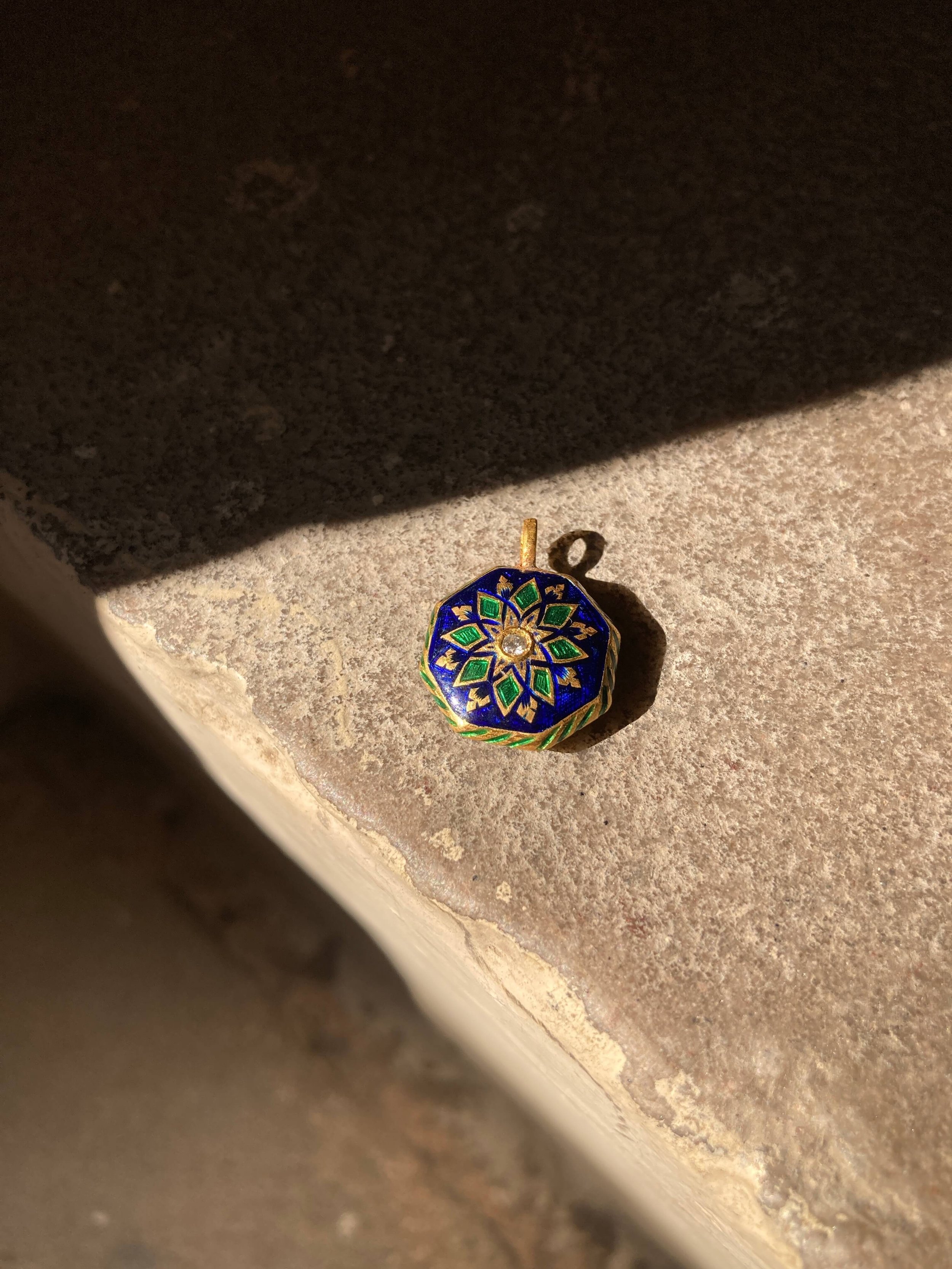 enamelled-gold-pendant-contemporary-kundan-meena-18.JPG