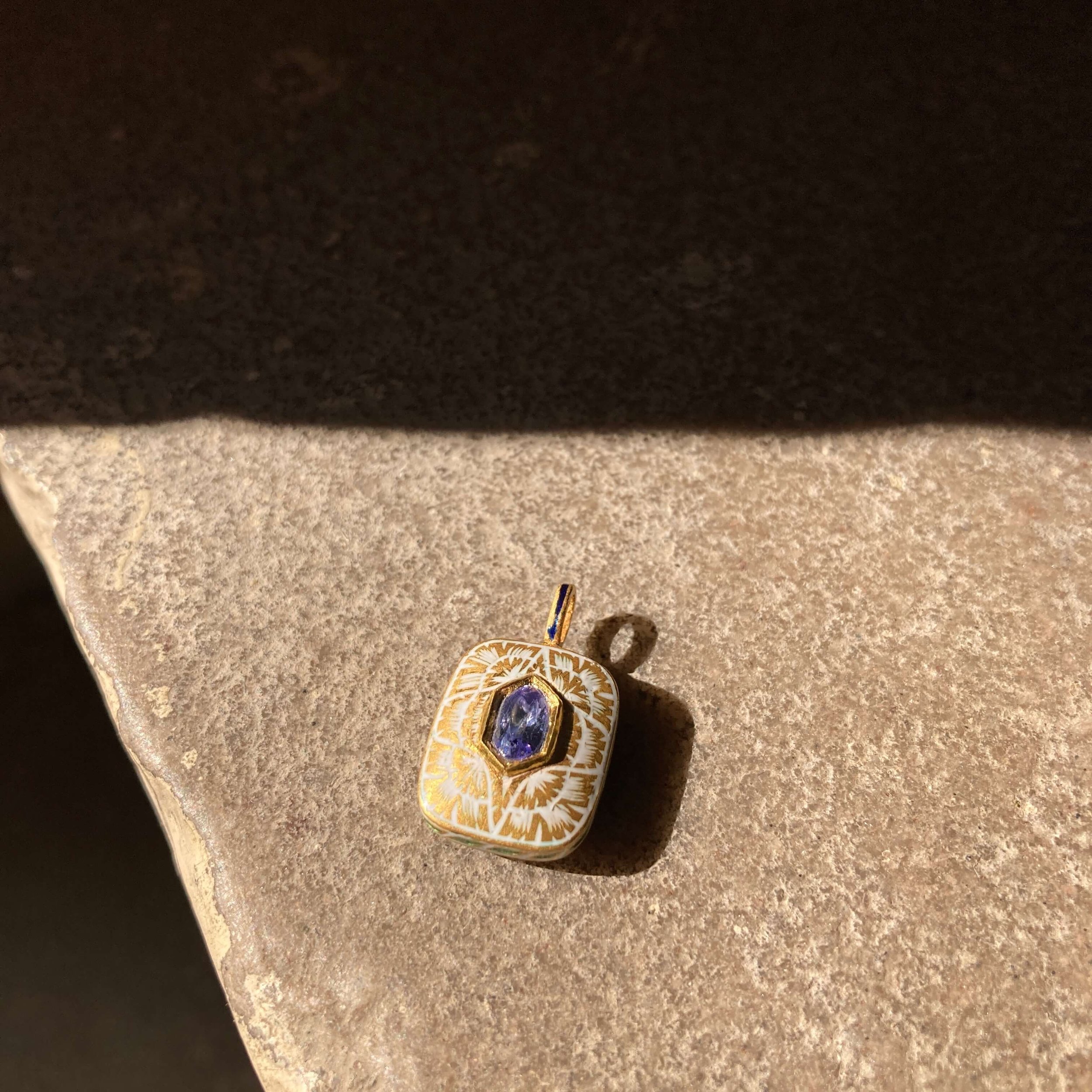 enamelled-gold-pendant-contemporary-kundan-meena-29.JPG