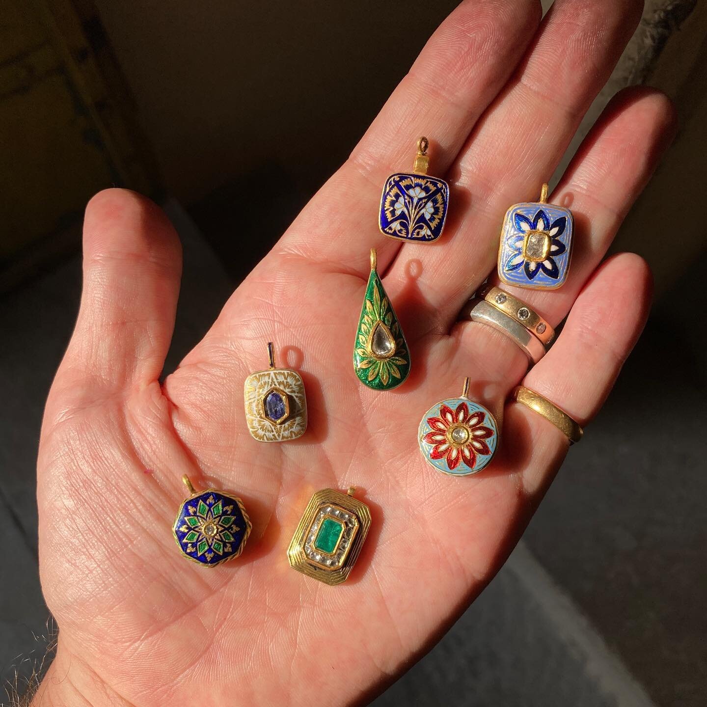 AGJ Curated Collection Gift Ideas 😍 A small collection of gorgeous double sided pendants that one of my jewellers has available. Made using traditional Indian jewellery making techniques, these pendants feature brightly coloured meenakari vitreous e