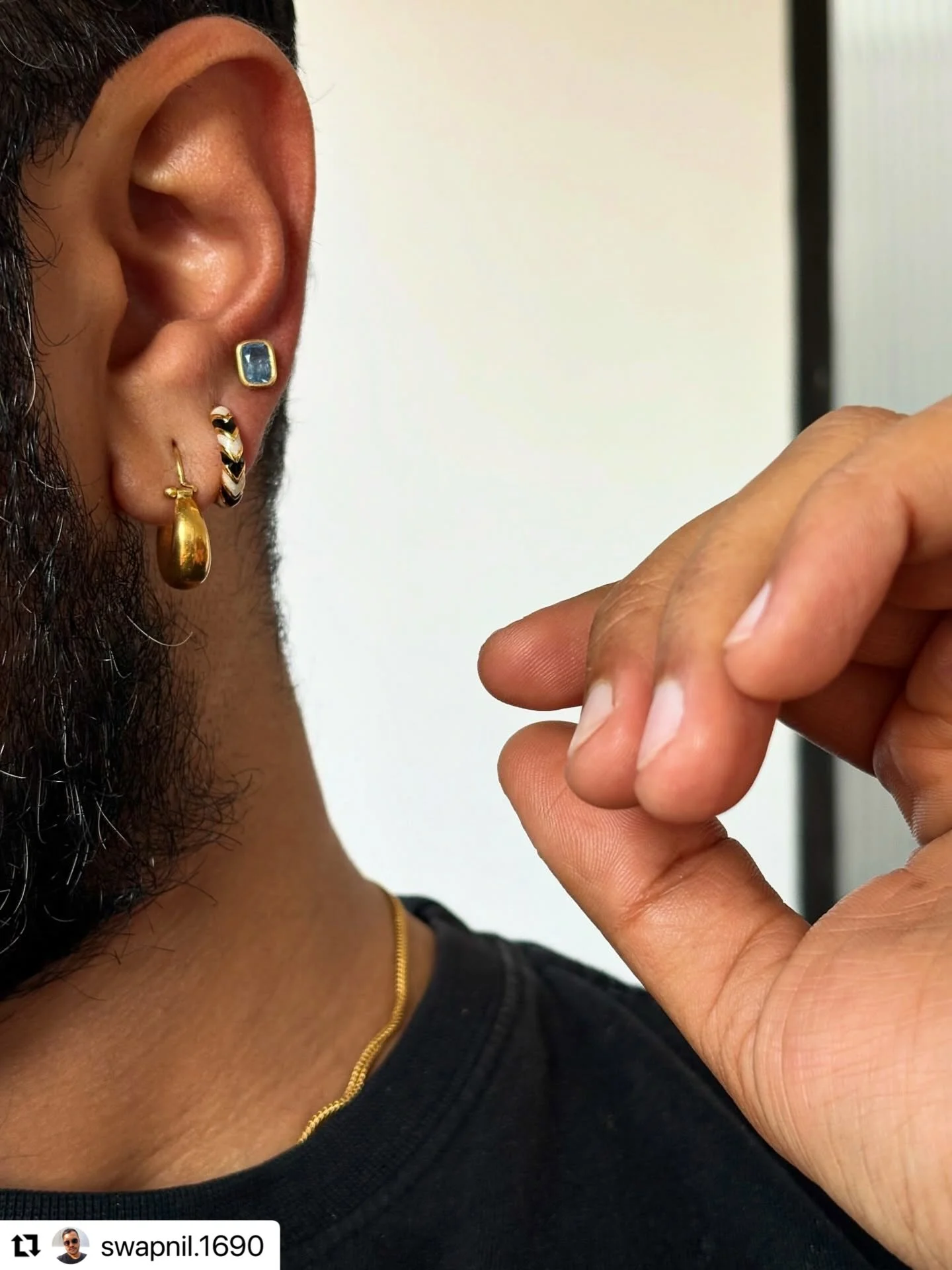 A custom made blue sapphire stud in 18k yellow gold for the fabulous and expertly curated ears of @swapnil.1690 
For custom makes send me a DM and let&rsquo;s talk jewellery 😍
.
#mensearrings #mensstyle #mensjewellery #sapphirestuds #sapphireearring