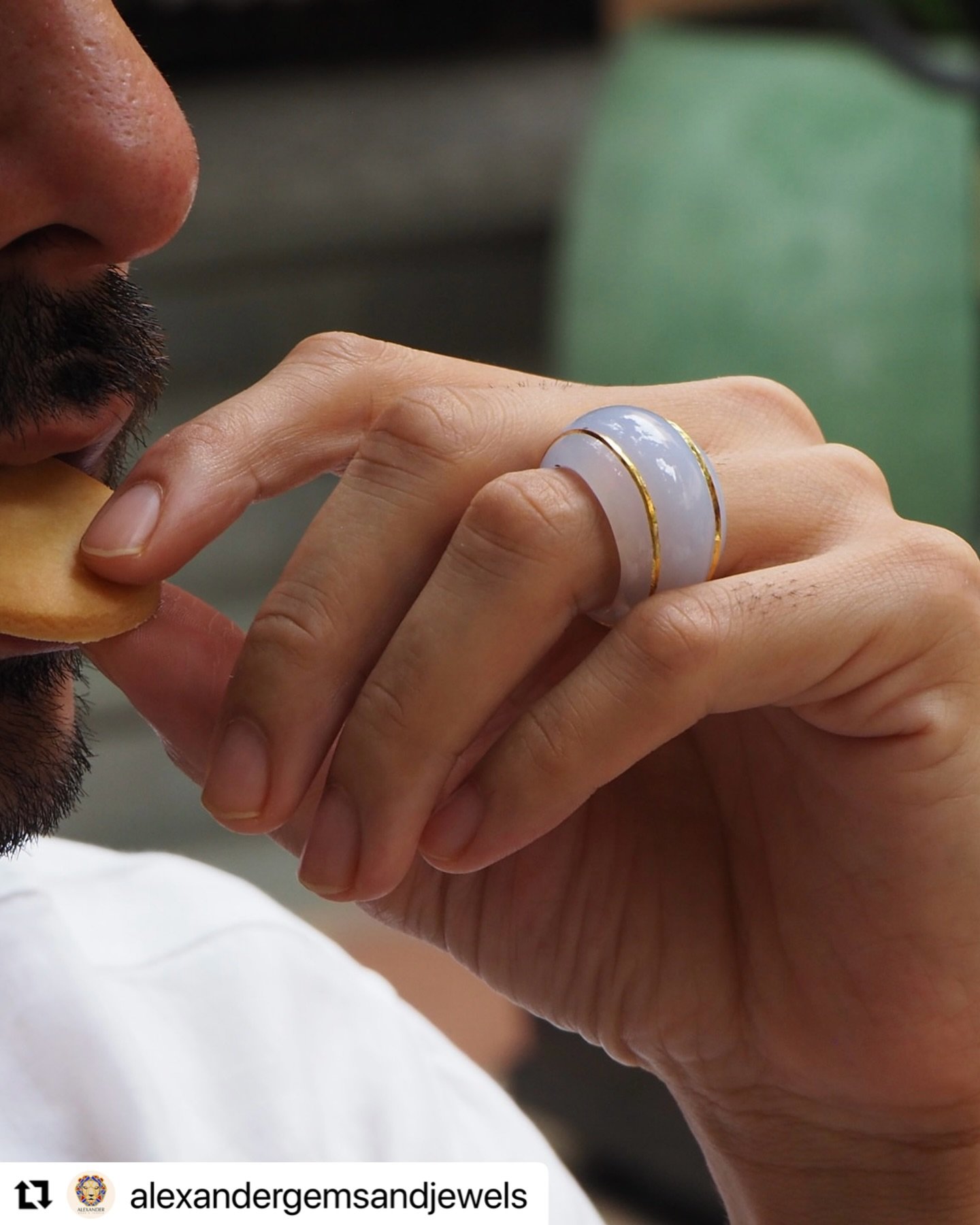 Carved Chalcedony Ring with Kundan Detailing.

Inspired by the timeless designs of the legendary French jeweler Suzanne Belperron, while paying homage to jewellery crafts of India, this natural carved chalcedony ring shows exceptional artistry, carve