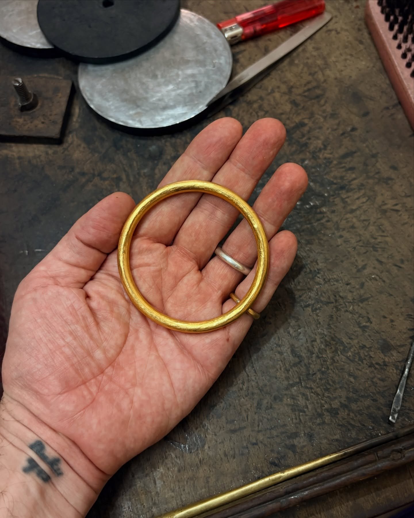 Made to order, a gold bangle is a powerful piece that can elevate your everyday style. Crafted with daily wear in mind, these bangles are made from pure gold and pure silver, brought together using an ancient Indian technique known as Bandhel. Bandhe