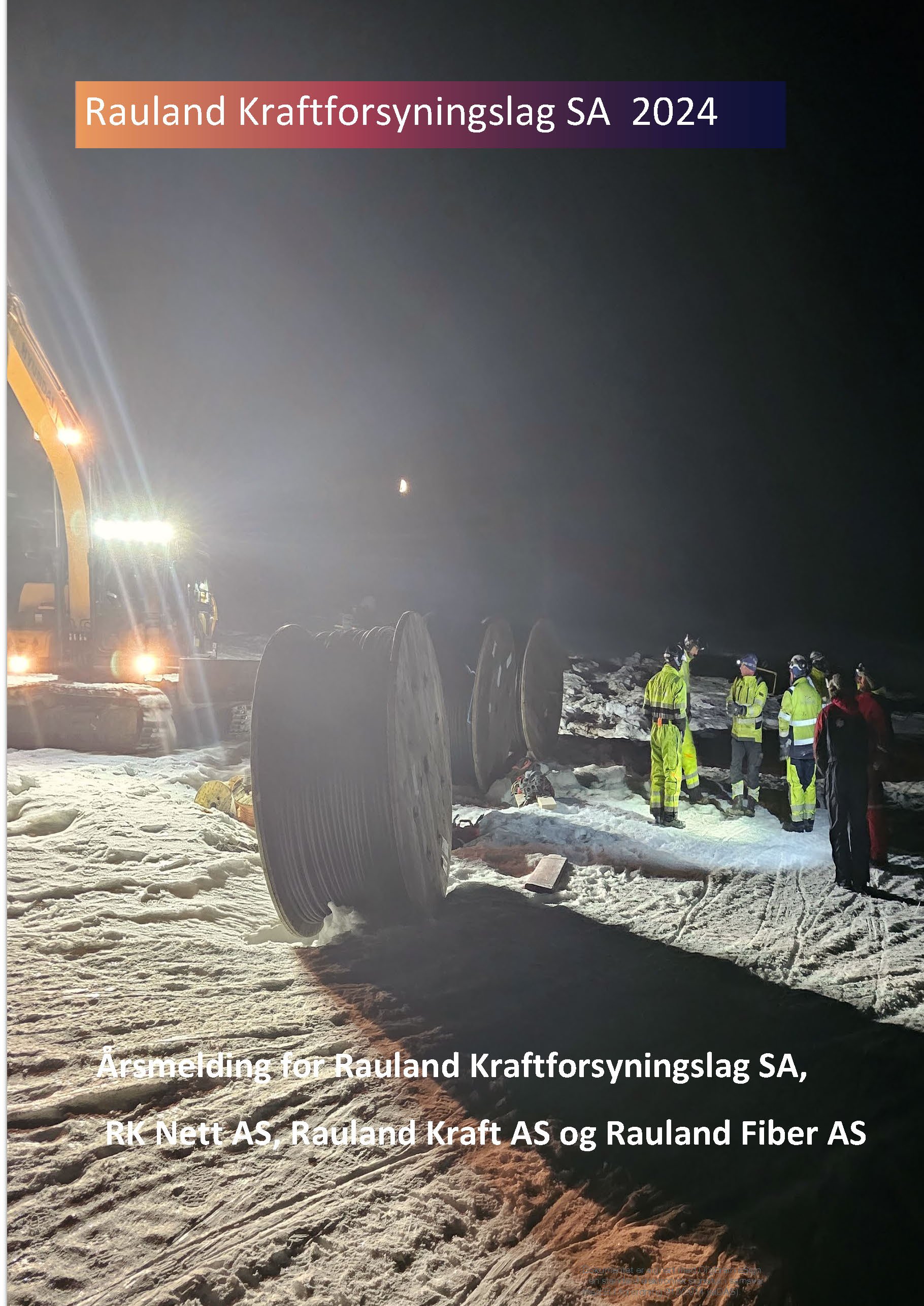 En utgravningsplass om natten med store kabler og flere personer i reflective klær som diskuterer, opplyst av kraftige lamper.