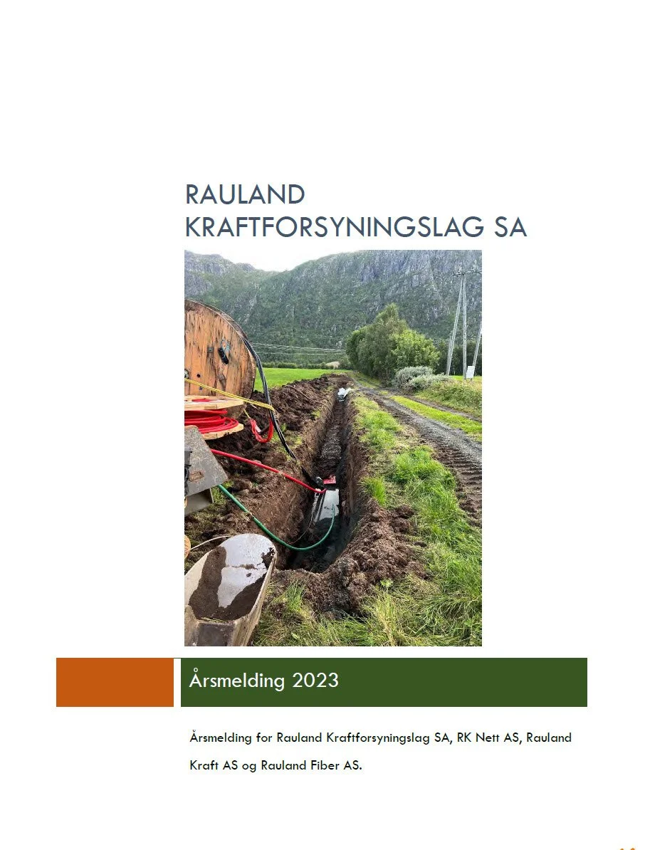 Forside av årsrapport for Rauland Kraftforsyningslag SA, 2023, med bilde av en grøft med elektriske ledninger og fjell i bakgrunnen.