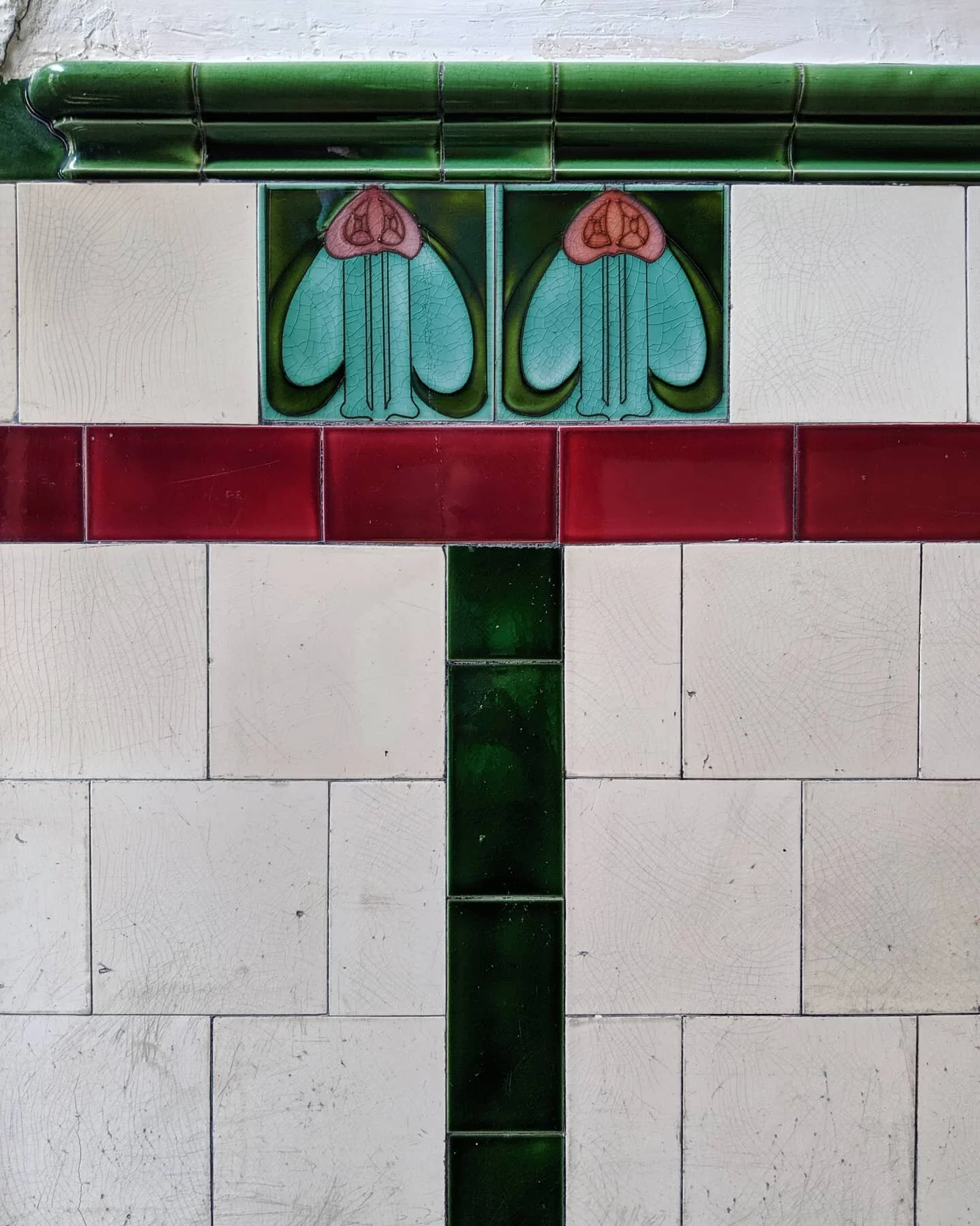 🌲🌹🌹🌲 #battlefield #glasgow #tenement #tiles #mackintosh #vibes #forestgreen #artdeco #artnouveau #teal #instagood #wallyclose #tilespotting #tilehunter #traditional #glasgowtenement #tilestyle #tiledesign #glasgowlife #tenementhouse #oldtiles #ol