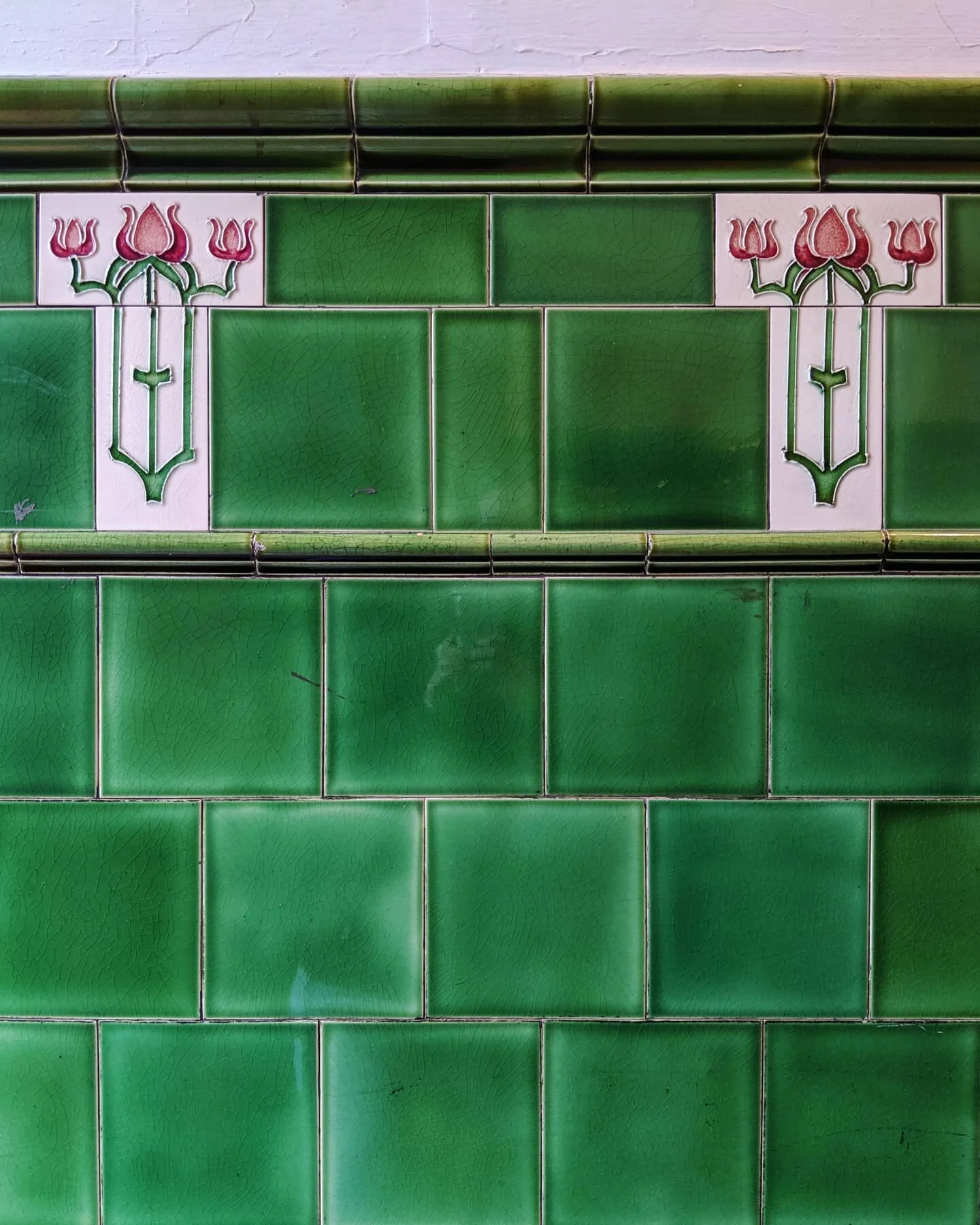 💚🌷💚🌷💚 #mountflorida #glasgow #tenement #tiles #emeraldgreen #artdeco #artnouveau #flowers #symmetry #instagood #wallyclose #tilespotting #tilehunter #traditional #glasgowtenement #tilestyle #tiledesign #glasgowlife #tenementhouse #oldtiles #oldy