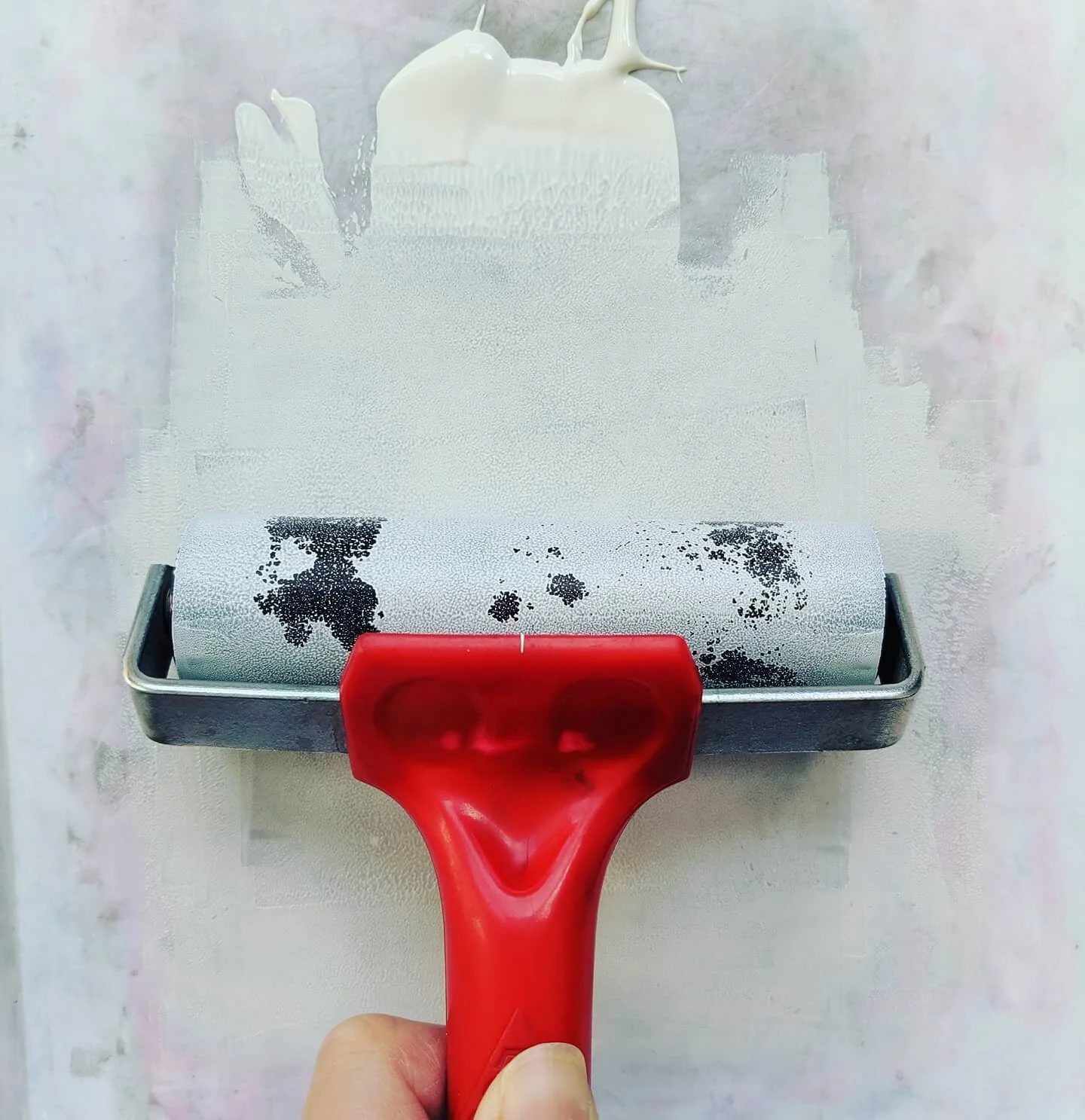 Got the inks out today!!! Do you see cow print?...🐄🐄🐄

#handstamped #linoprinting #linocut #rolling #blockprinting #blockink #art #tenetiles #tenement #tiles #tileart #creative #love #glasgow #glasgowsouthside #glasgowmaker #makersofinstagram #peo