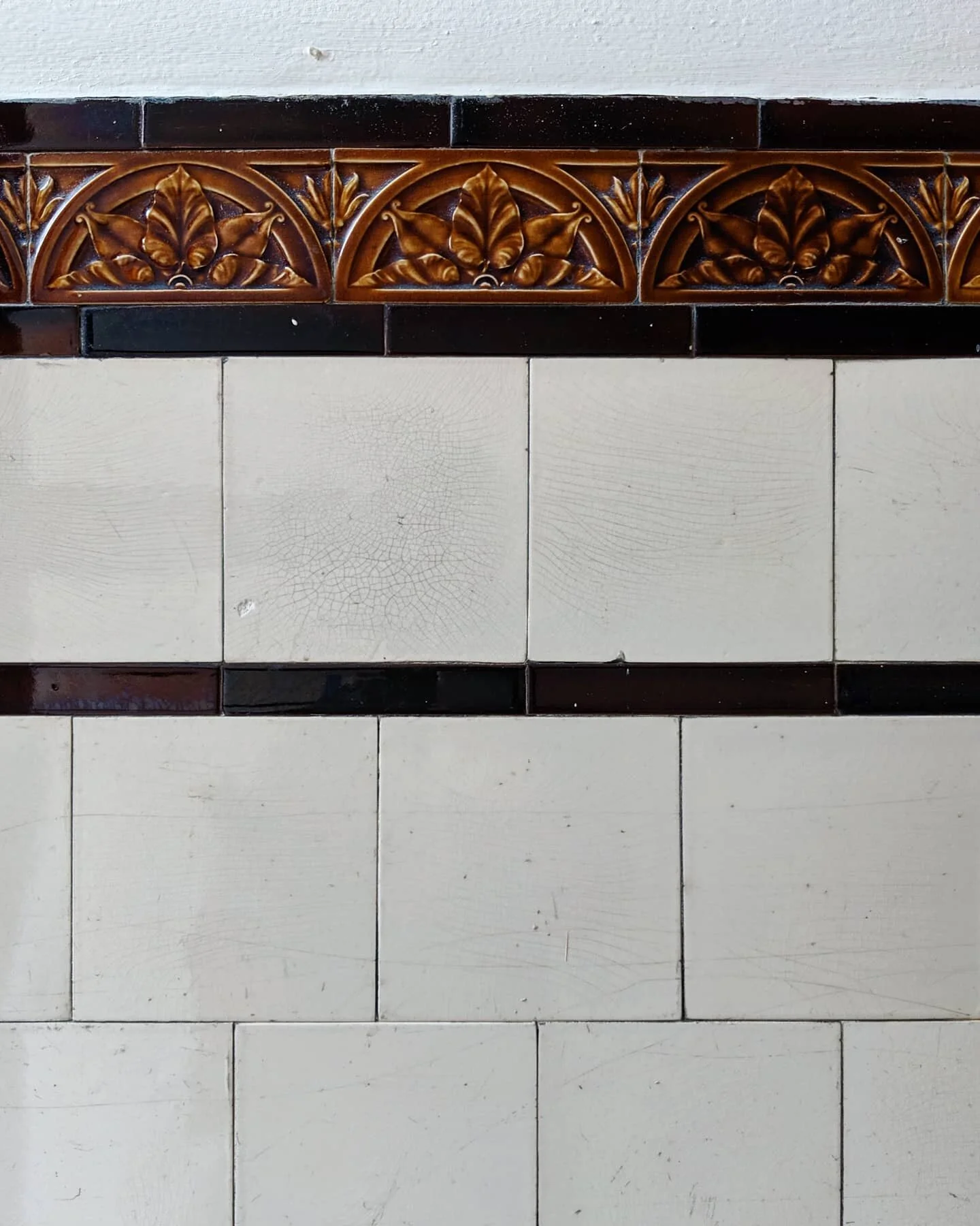 🥟🌰🌰🌰🥟 #battlefield #glasgow #tenement #tiles #warm #hazel #leaves #cream #symmetry #beautiful #instagood #wallyclose #tilespotting #tilehunter #traditional #glasgowtenement #tilestyle #tiledesign #glasgowlife #tenementhouse #oldtiles #oldycity #