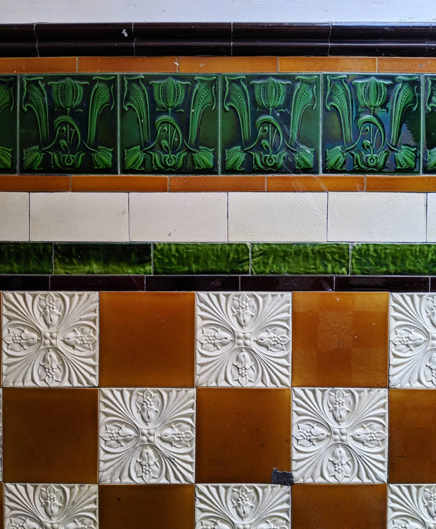 🧡💚⬜🧡💚 #mountflorida #glasgow #tenement #tiles #bottlegreen #bright #orange #white #pattern #beautiful #instagood #wallyclose #tilespotting #tilehunter #traditional #glasgowtenement #tilestyle #tiledesign #glasgowlife #tenementhouse #oldtiles #old