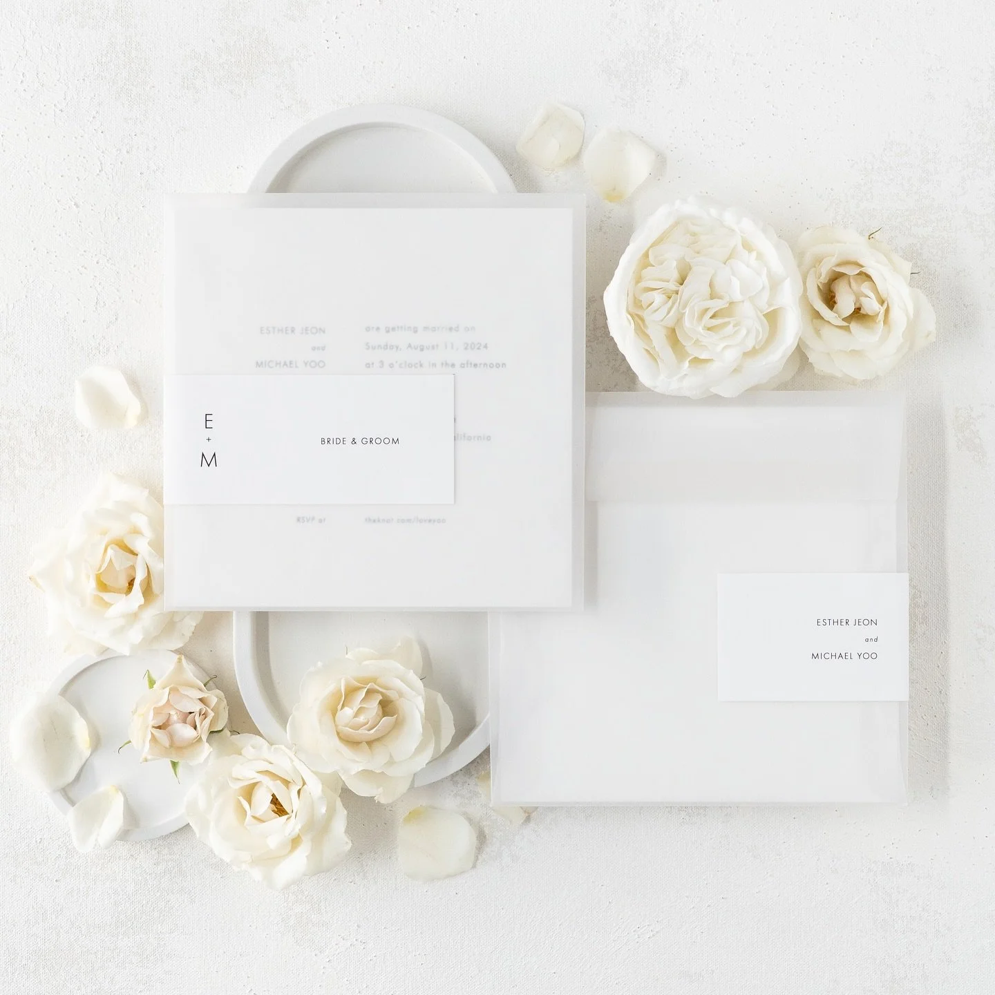 Love the peekaboo effect of vellum envelopes 😍

#weddinginvitations #vellum #luxurywedding #weddinginvites #letterpress #customwedding #custominvitations 
Photo and styling: @peterson.design.photo