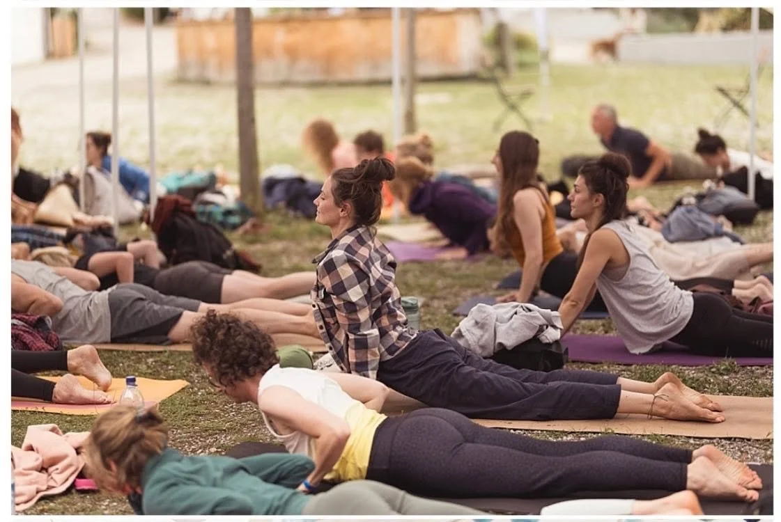 Am Wochenende ist das @yogafestivalniederbayern und ich freu mich sehr auf mehr Zeit f&uuml;r mich auf der Matte UND, dass ich zum ersten Mal selbst bei einem Festival unterrichten darf. 💛💛