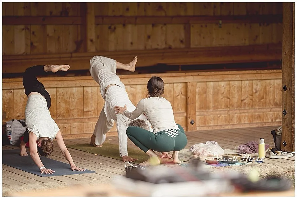 Mein Studio hat sich ganz leise bereits Anfang August in die Sommerpause verabschiedet.

Nach einem aufregenden Start im neuen Studio im Januar mit vielen Gruppenkursen, Mother Blessings, 1:1 Betreuung und auch noch einem Festival (danke an @nicole.h
