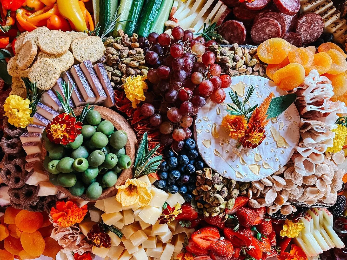 🎶You make me feel like grazing, grazing, graze the night away!🎶

That&rsquo;s how those lyrics go right?! 😉

#charcutemarie #grazingtables #grazewithlove #mainewedding #maineweddingvenue #maineweddingcaterer #maineweddingplanner #grazingtable