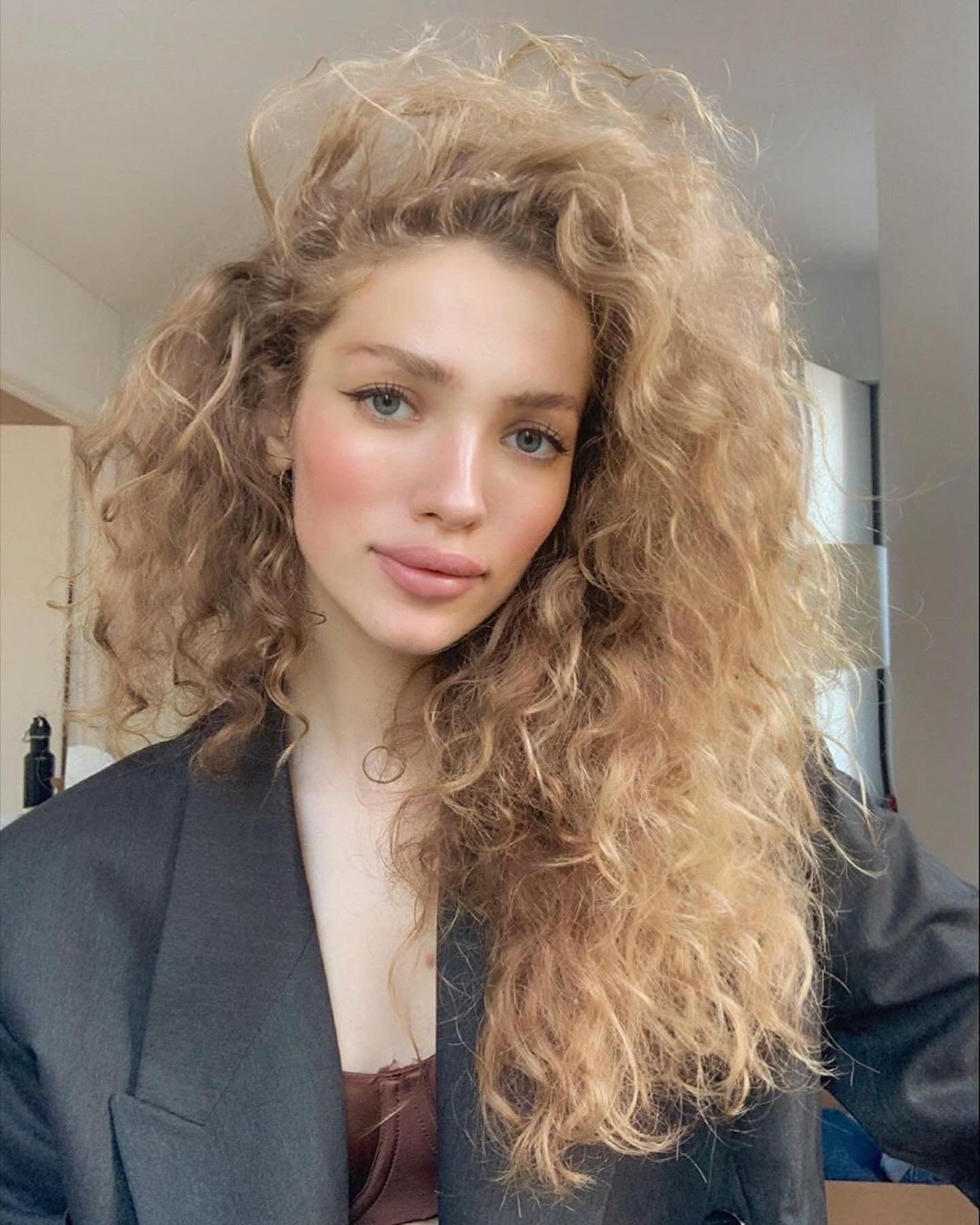 Inspo:
One of the nicest heads of hair we have seen. 💯 @tanyakizko 

Not fighting her natural frizz and embracing all the texture and volume

#inspo #frizz #naturalhair curls #waves #bighair