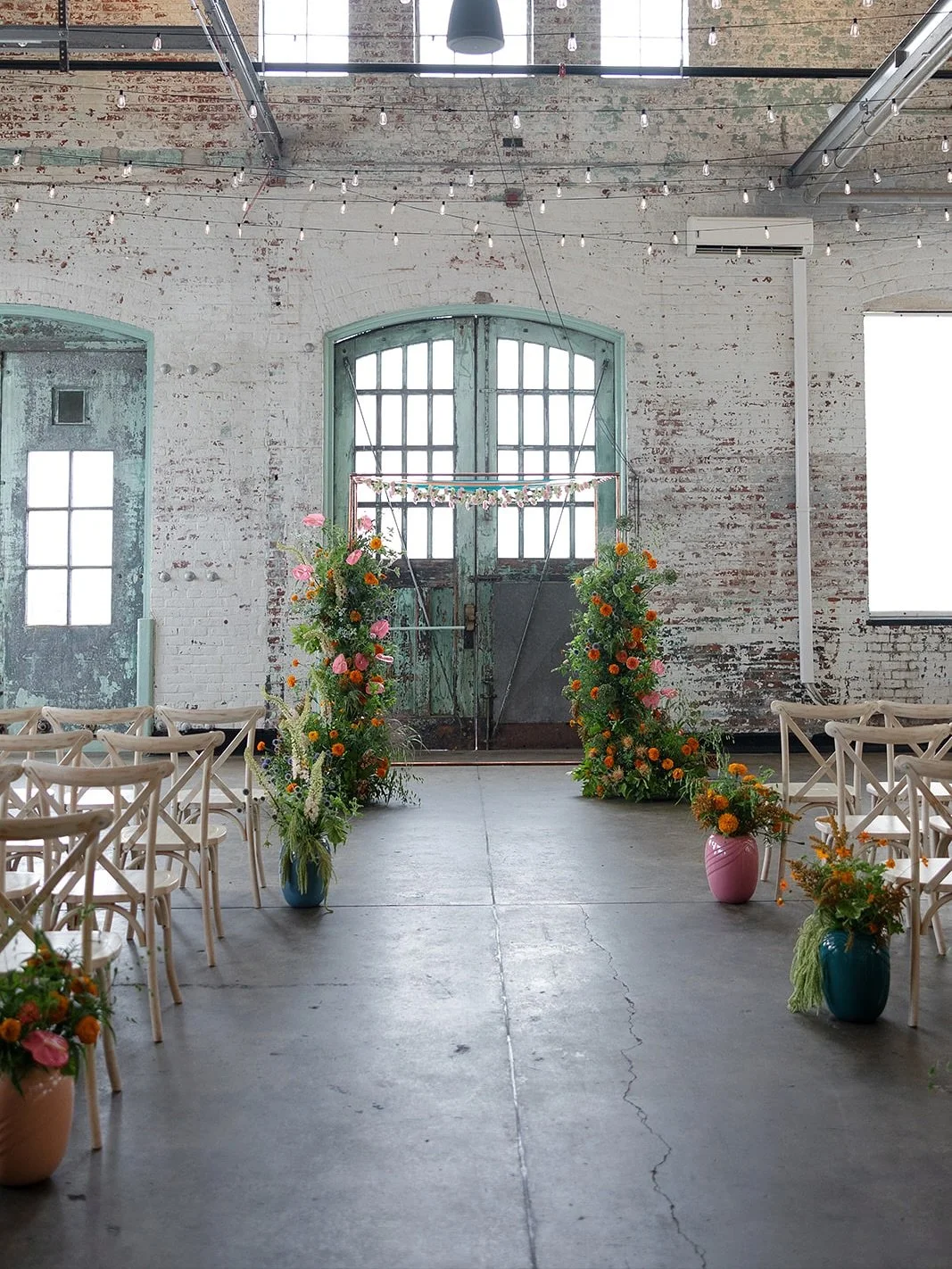 We love a party chuppah—ribbons, flower garlands, colorful flower palettes. The sweetheart table slid right in front of this structure following the ceremony so it could party into the night. 🥳
Planning, design, and coordination: @sunburstsan