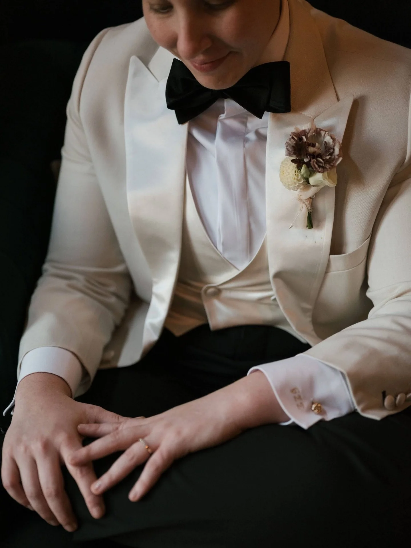 Thanks @erinmarhefka for capturing the pin-on details in your lovely portraits 🤍