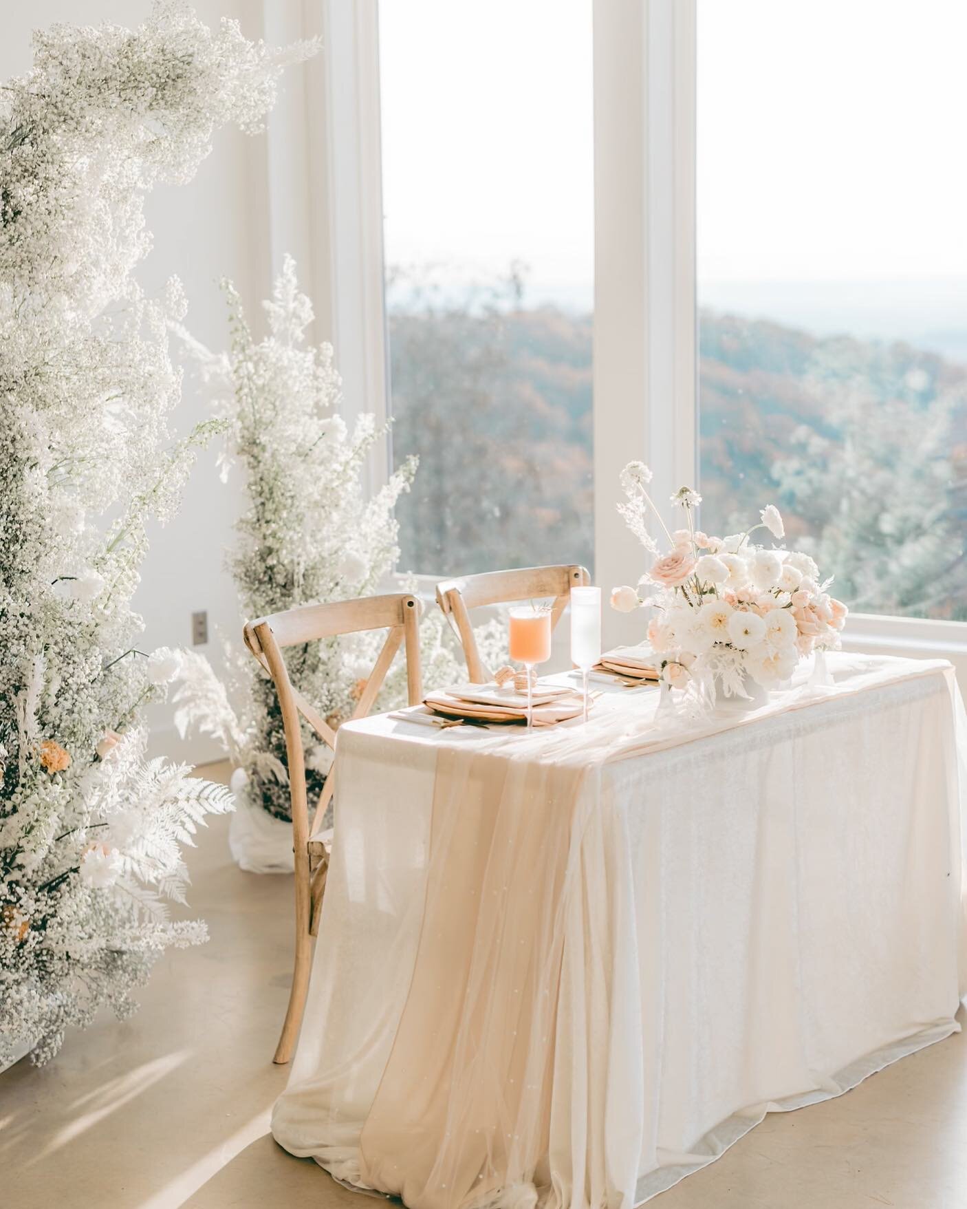 One question I always ask my sweet couples before designing their layout for the reception is... If they want a head table or a sweetheart table. 💕 

Head tables are fantastic if you want to be with your bridal party. If you want a more intimate sty