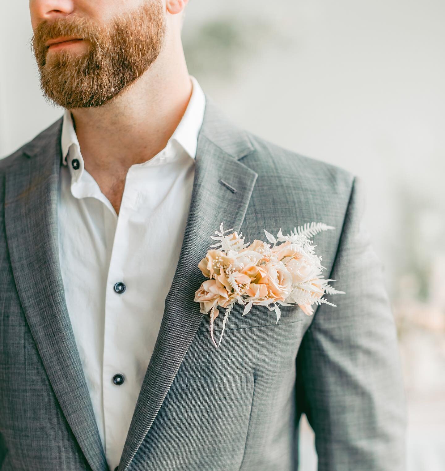 HAPPY WEDDING WEDNESDAY! 🥳 I&rsquo;m a little obsessed with doing a floral pocket square instead of a traditional boutonni&egrave;re!🤩 Double tap if you agree with me! 👏🏻

✨DREAM TEAM✨
Bar: Traveling Tin Co
Cake: Charity Fent Cake Design 
Decor: 