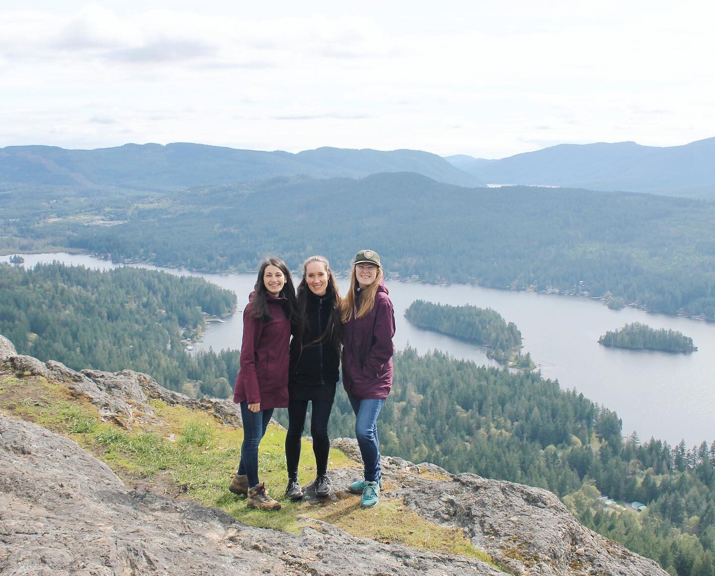 Mountains and singing are good for the soul ⛰️🎶

A lovely hike and song session at the top with @charlotte_germaine_ @jenmauel 🌿