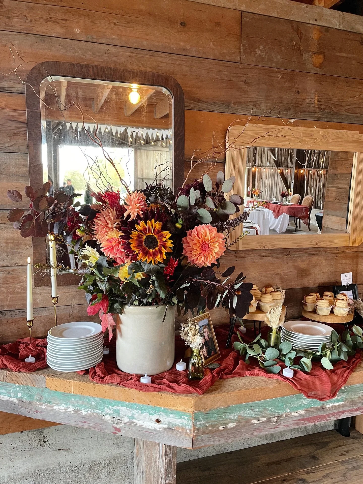 Scenes from the sweetest autumn barn wedding last weekend 🌻✨ Thanks @gallowglass_celtic_band for inviting me to join you! It was so much fun playing for the dancing 🎻

(In case you were wondering, the cupcakes were carrot cake and vanilla salted ca