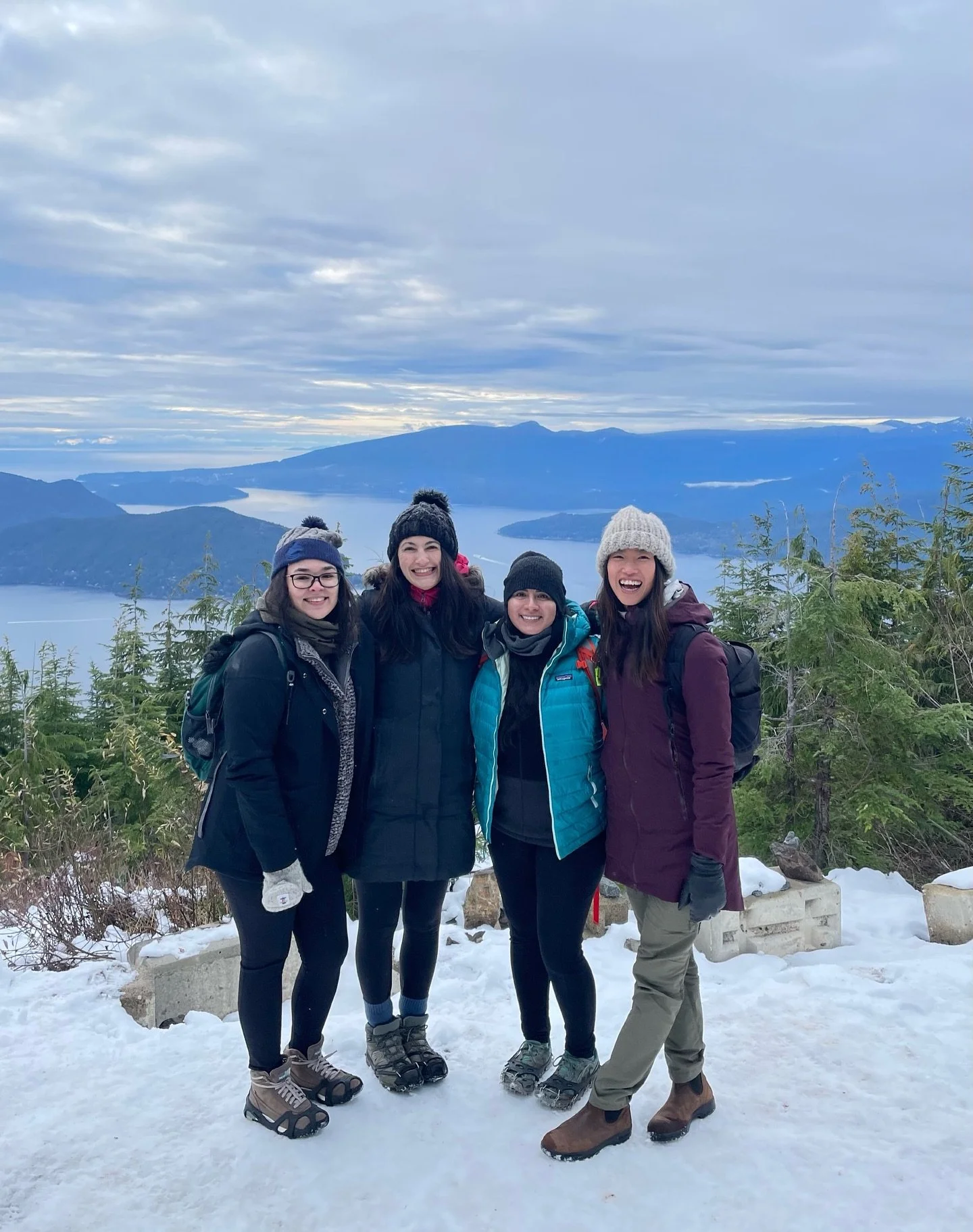 A snowy fondue hike 🏔❄️
