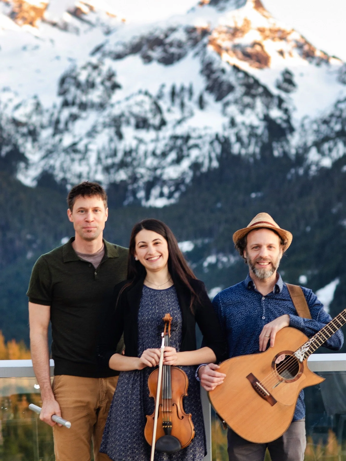 Thank you @lorandphoto for these photos! Just before the show, we dashed outside to catch the sun setting behind the mountains. A few quick moments before the fingers froze! 🏔️☀️