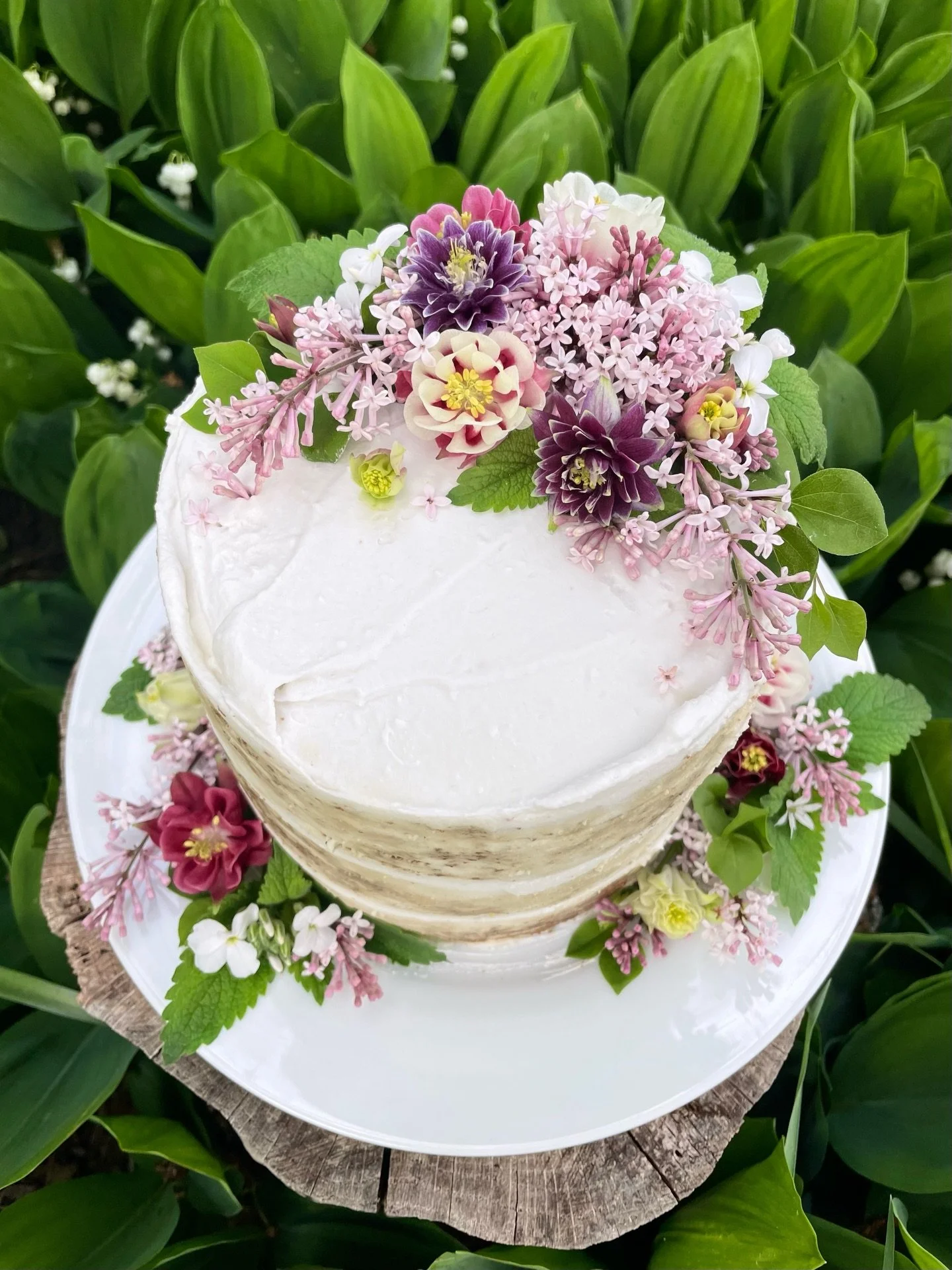 May in bloom 🌸🌿 Decorating with flowers and helping Mom with Mother&rsquo;s Day bouquets!

Yes, the cake got its own photo shoot 👑

@applewoodblooms