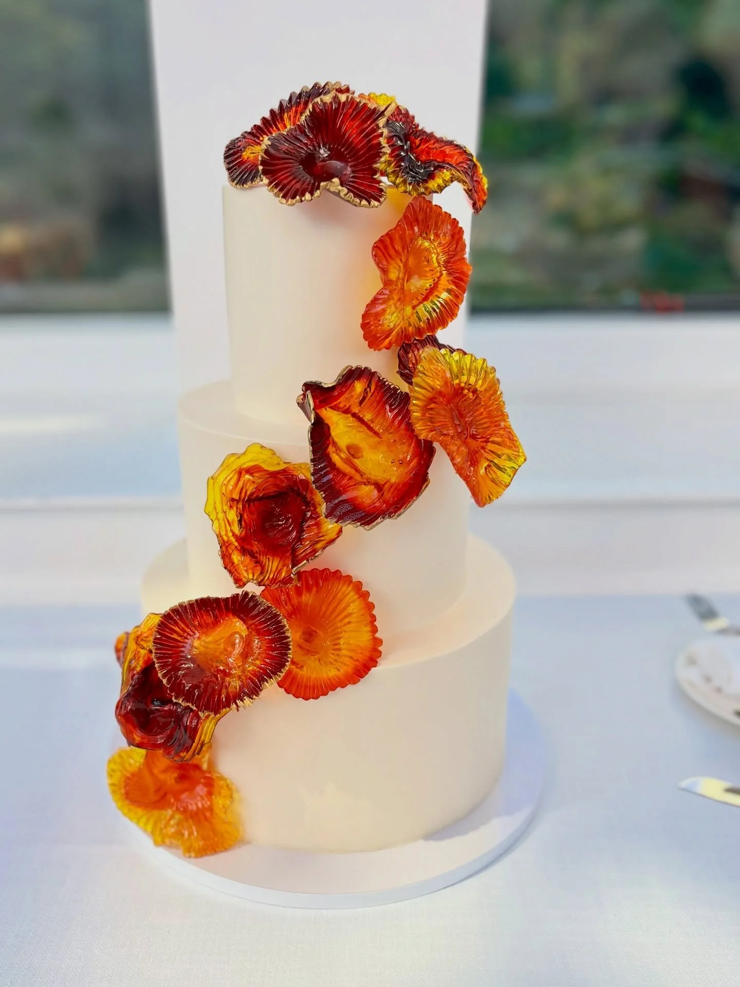 Yesterday for N&amp;K, all buttercream exterior with hand-sculpted sugar glass echoing the @chihulygg installation overhead. On the inside: Vanilla buttermilk cake + French buttercream + lemon curd + raspberry compote.

⭐️ Collaboration is a true joy