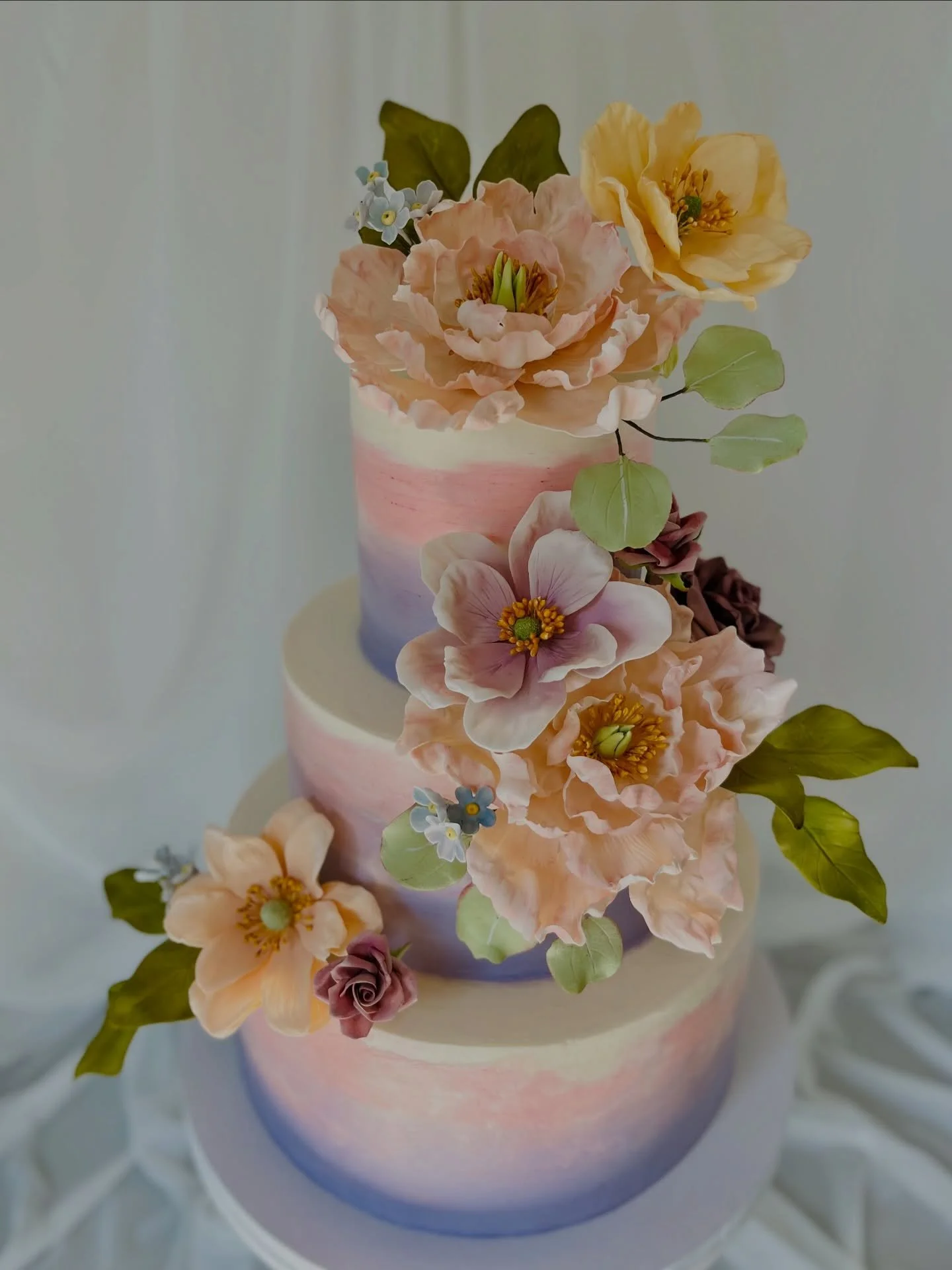 For Bei and Drew, who hosted their guests for the most beautiful sunset reception at the @woodmarkhotel, a watercolor buttercream three-tier with lush cascades of handmade sugar flowers. On the inside: Seattle Fog (Earl Grey cake + bergamot cream che