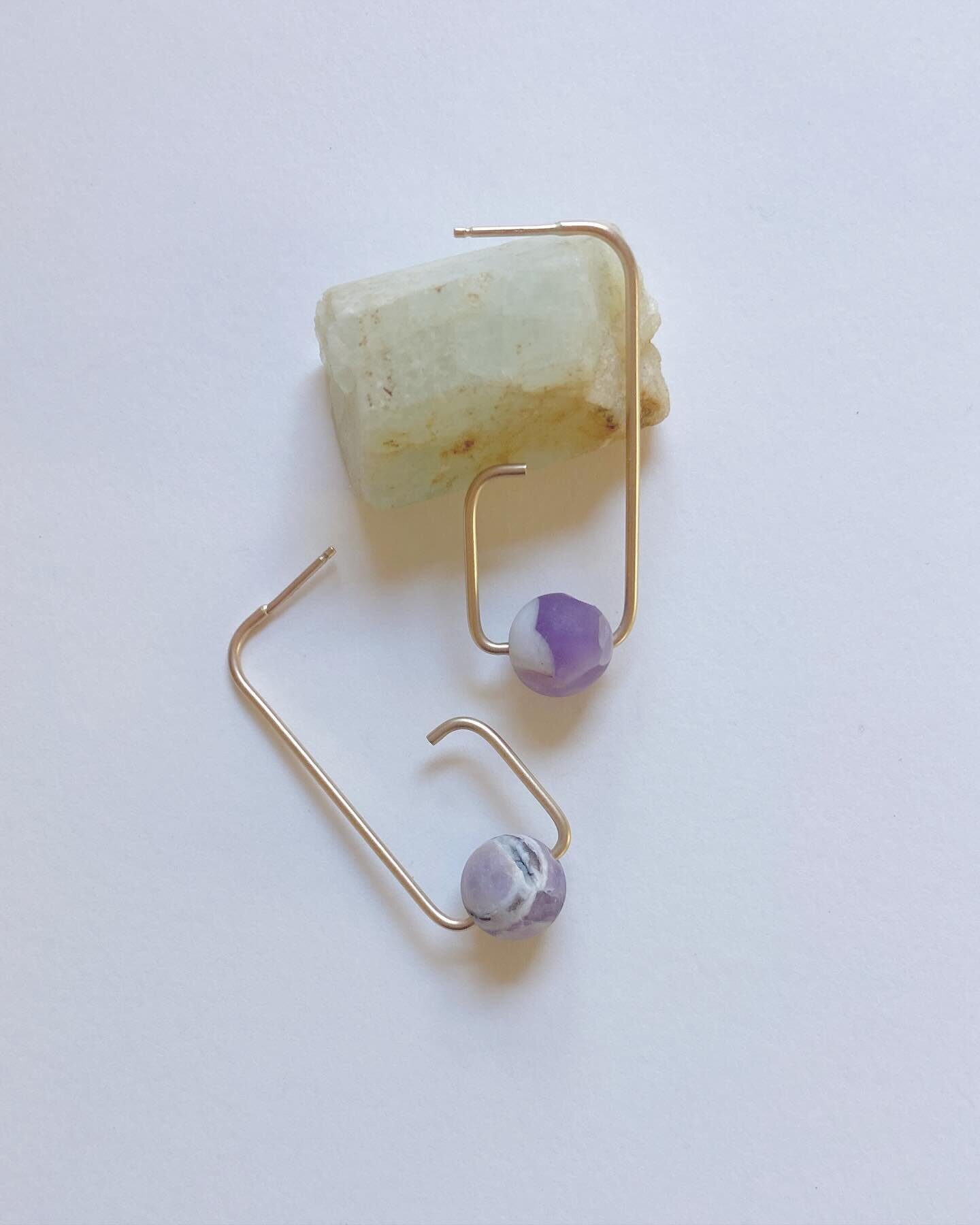 New in the shop! The Furl earring, featuring matte chevron amethyst beads on hand-formed abstract spirals in 14k gold-fill. 

#handmadejewelry #shopsmall #828 #avlartist #gemstonejewelry #goldjewerly #abstractjewelry #mattegemstone #hoopearrings #pur