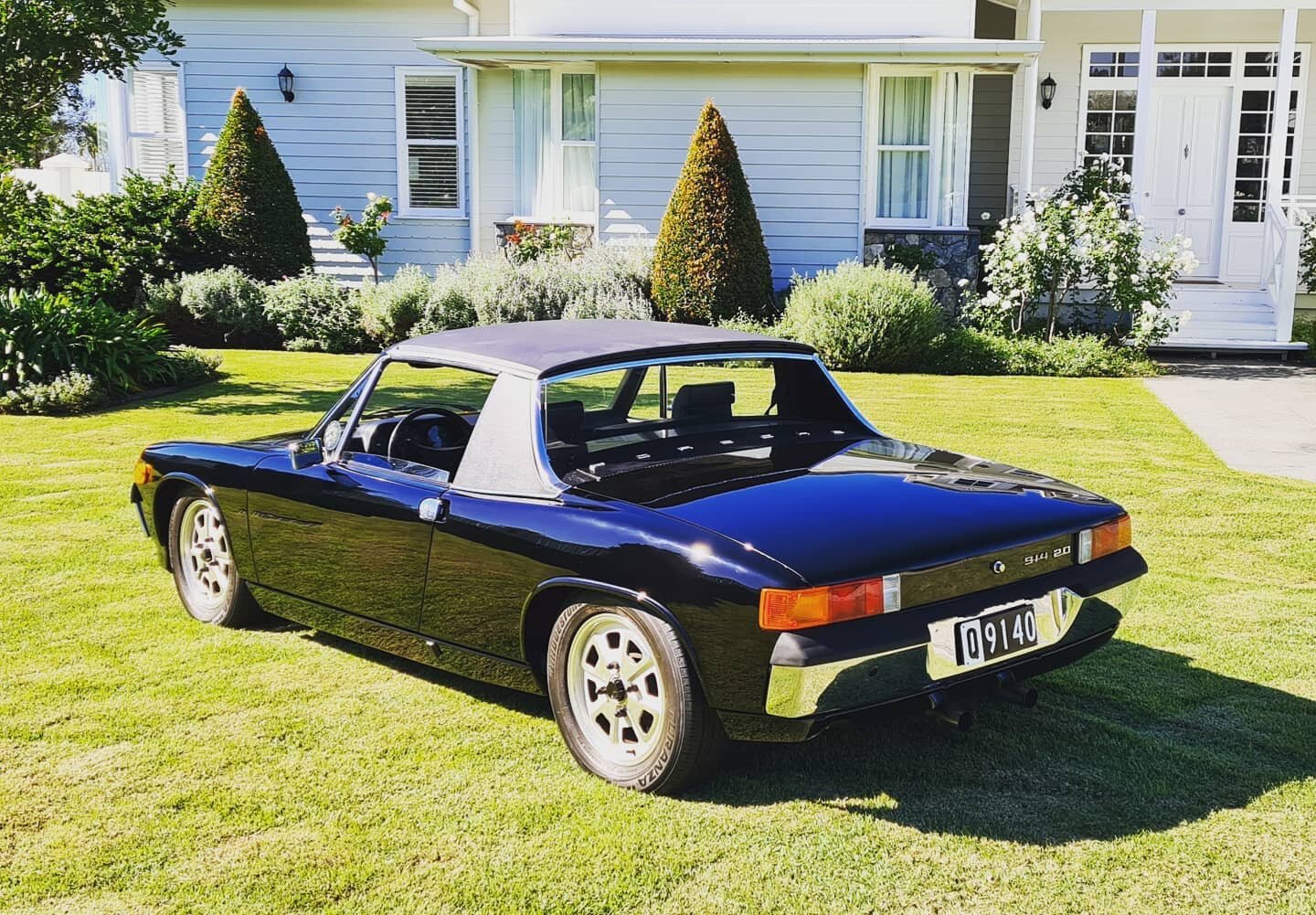 Coming soon:
The last #affordable classic Porsche; the 914. 
Factory black on black, with matching numbers and original logbook 👌🏁

#iusethetermaffordableloosely #drivetastefully #avantgarde #914 #porschefamily #classicporsche #bowdensown #ecuriebo