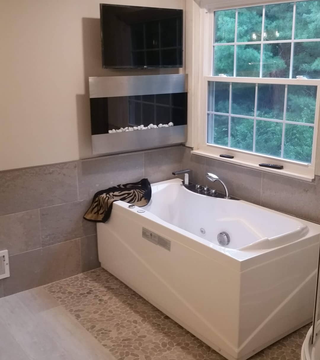 Another one from the recent bath remodel. Loving the customers decision to go with the split in the flooring. Really adds an element to this bathroom. 
#triplerhomeservices #qualitycraftsmanship #bathremodel #bathfloor #bathroom #bathremodel #bathroo