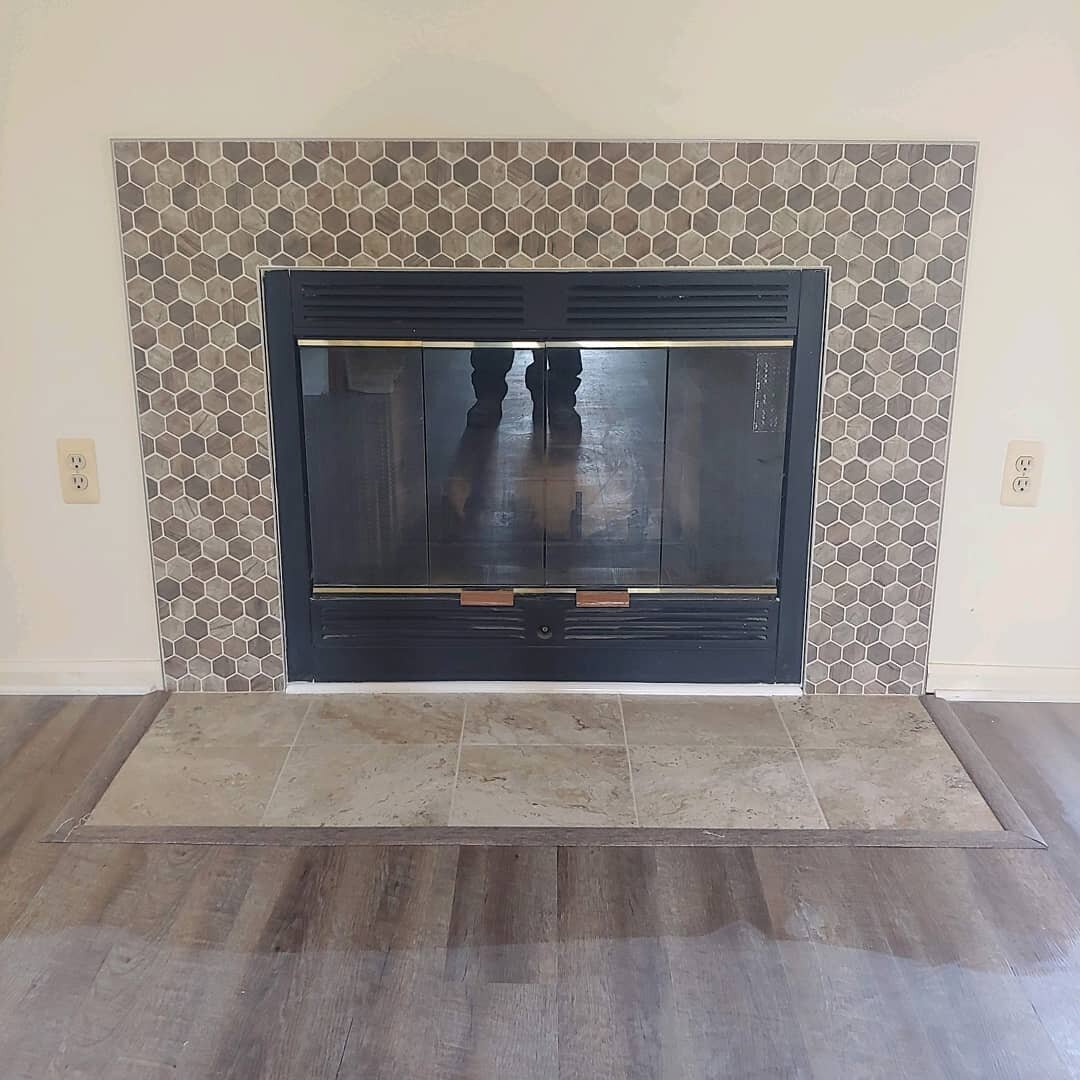 This was a quick little fireplace surround that we updated. Tile around the perimeter and tile on the mantle. It really dressed up this once monotonous fireplace. ⠀
⠀
#triplerhomeservices #qualitycraftsmanship #tile #tilesurround #fireplace #fireplac