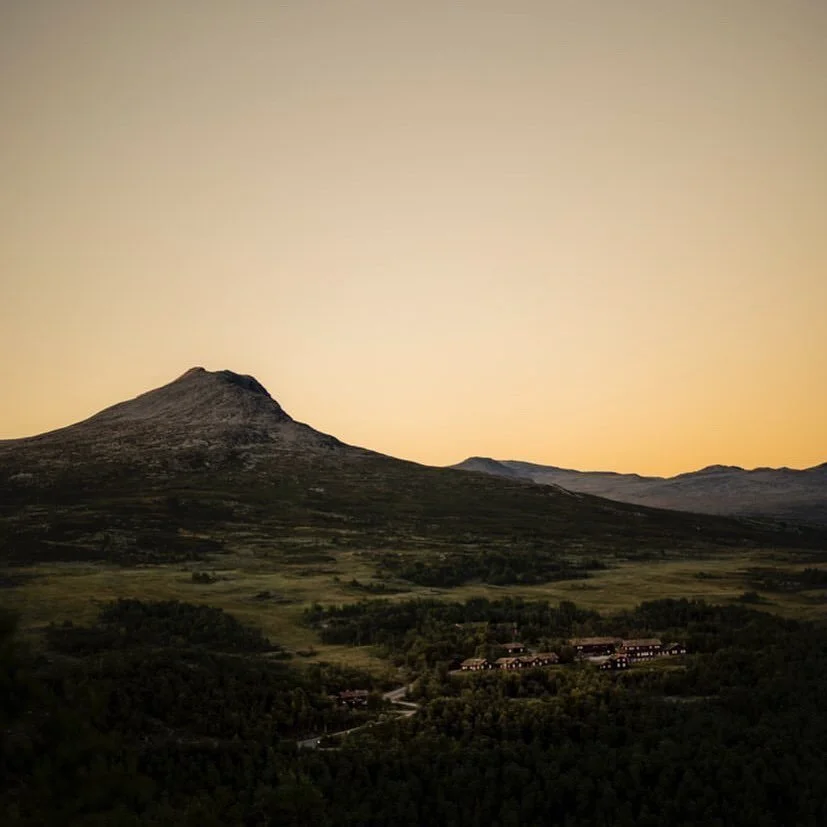En fjellg&aring;rd h&oslash;yt og fritt, 1100 moh. P&aring; Harahorn kombineres den vakreste fjellnaturen med det beste innen arkitektur, gjestfrihet og mat. 

📷 @kent_malm