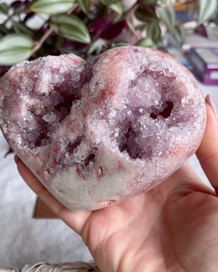 An open heart trying to hide all of her secrets 🫶🏻

An exquisite high-grade Pink Amethyst heart on a golden base. 

Lavender druzy with deep pink and hematite veins, along with flower formation and rainbows 🌈 

She has it all! And is available ✨

