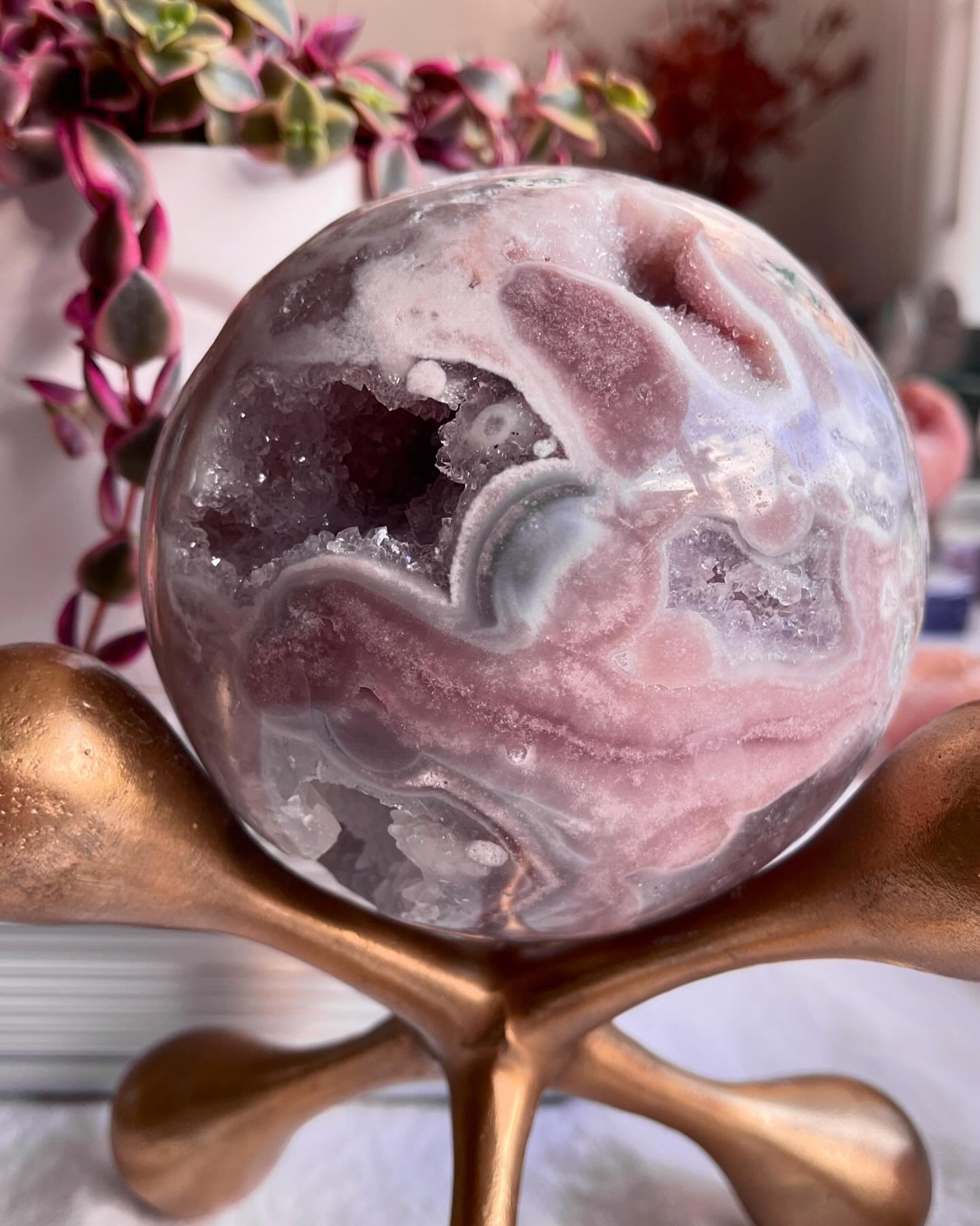 Isn&rsquo;t she lovely? 🌸

This lady has a lot to say, she holds many secrets within every angle of her beauty. She&rsquo;s a stunning Pink Amethyst Agate, a very special collector&rsquo;s piece.

Did I mention she&rsquo;s a big momma? She&rsquo;s 1