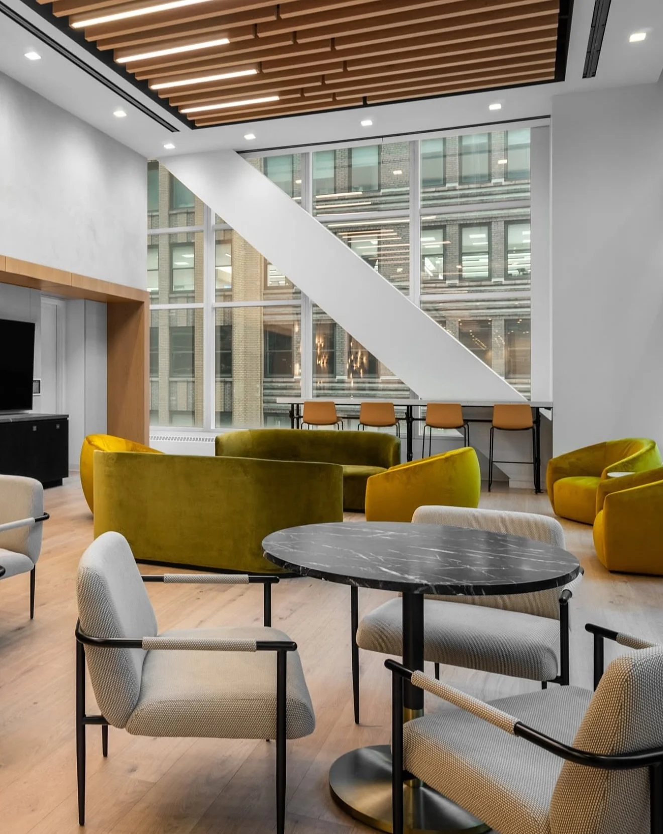 Beam LED fixtures can brighten any space💡✨

By fusing noise control and light, Turf&rsquo;s Beam LED offers a versatile solution to enlighten your environment. 

Rep: @a_metro_ 💁🏼&zwj;♀️
🎨: @tpgarchitecture
📸: @veronicabean_net 

#TurfDesign #in