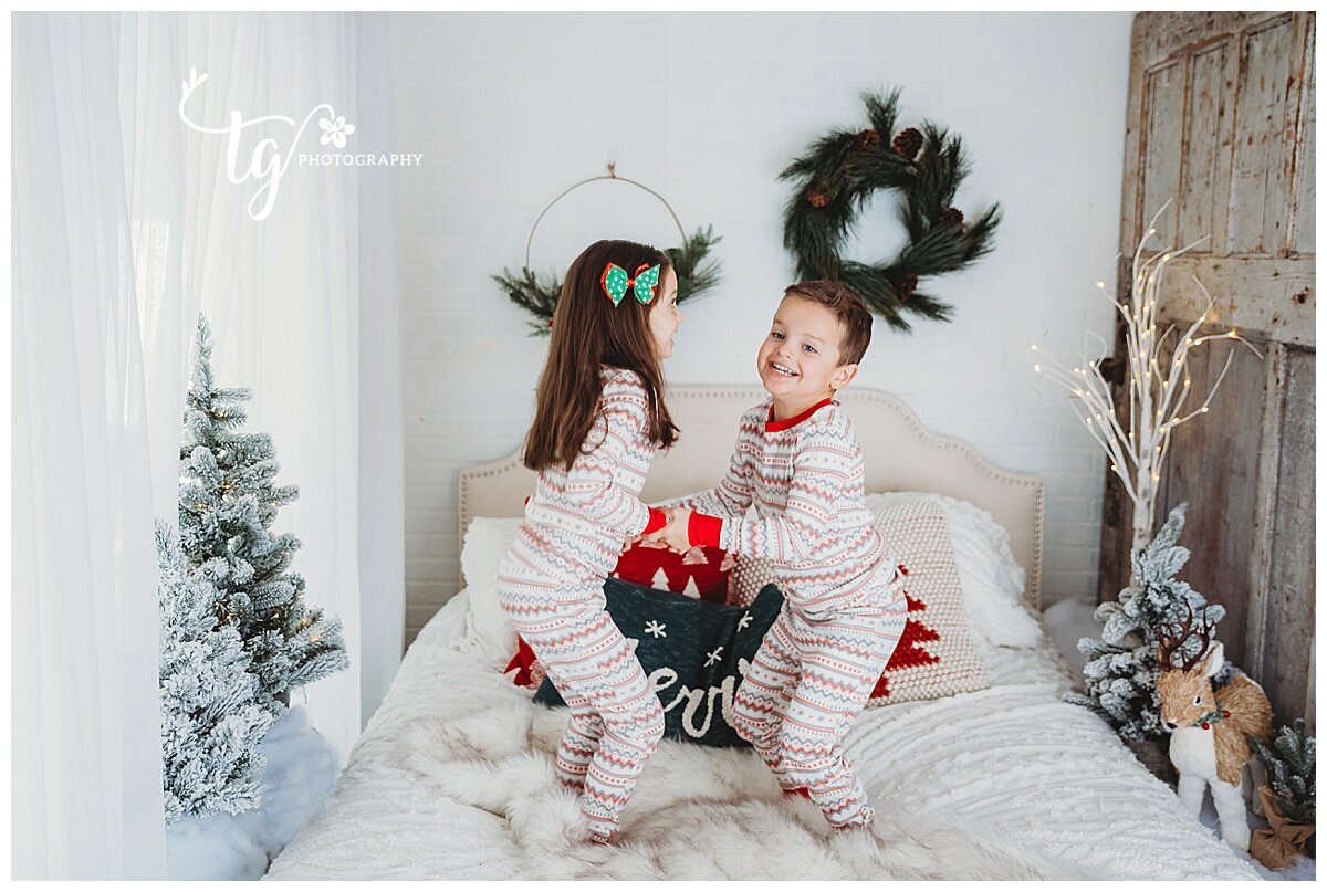 2020 Holiday Mini Sessions: Bright and Modern Pajamas in Bed Family Session — Family and Newborn Photography Long Beach, NY |Teresa Geraghty Photography 2020 Holiday Mini Sessions: Bright And Modern Pajamas In Bed Family Session — Family And Newborn Photography Long Beach, Ny |Teresa Geraghty Photography