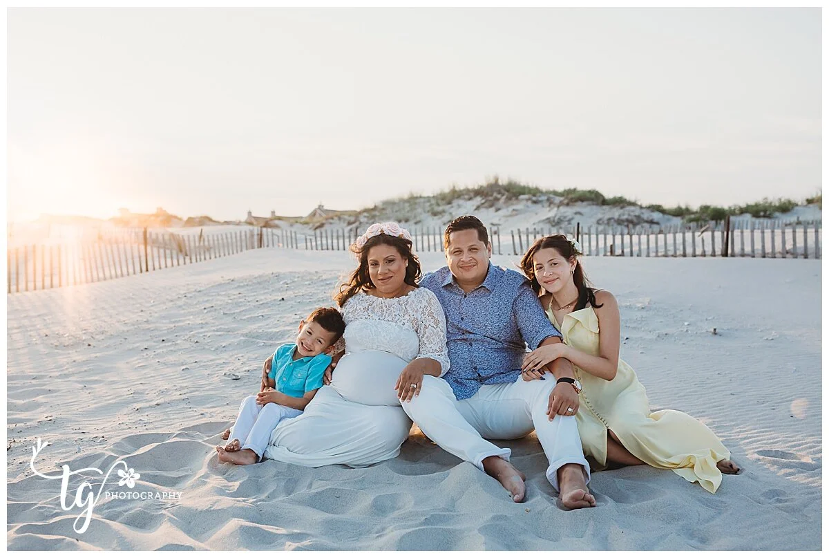 photographer for beach maternity photos