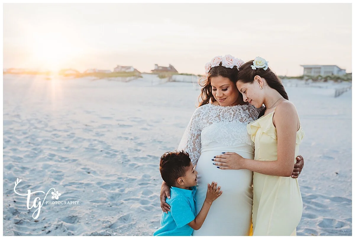 natural and relaxed family maternity session at the beach