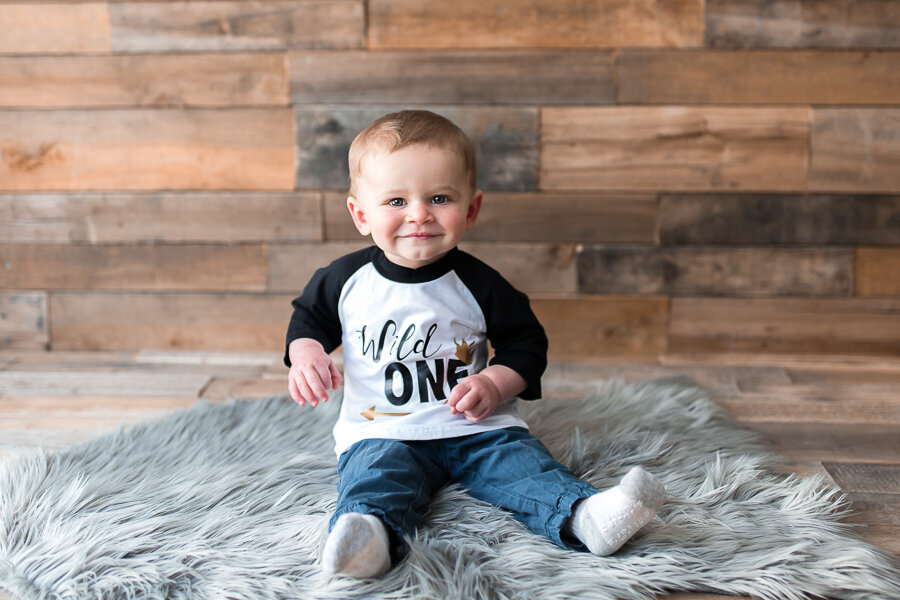 uncluttered first birthday session with pallet backdrop