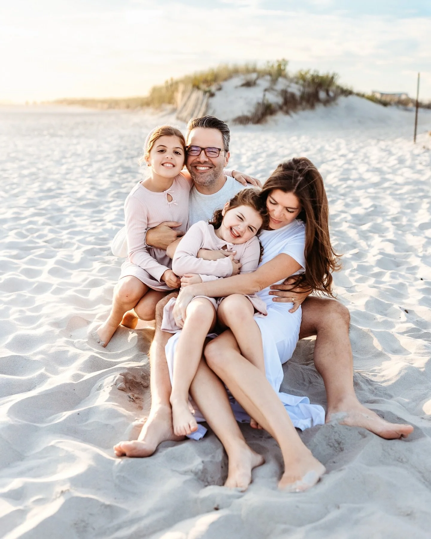 Fall at the beach isn&rsquo;t just for the summer crowd &mdash; it&rsquo;s peaceful, easy, and beautiful in its own way.
Here&rsquo;s why families love it this time of year 👇  1️⃣ The light is softer and more golden.
Evenings this time of year have 