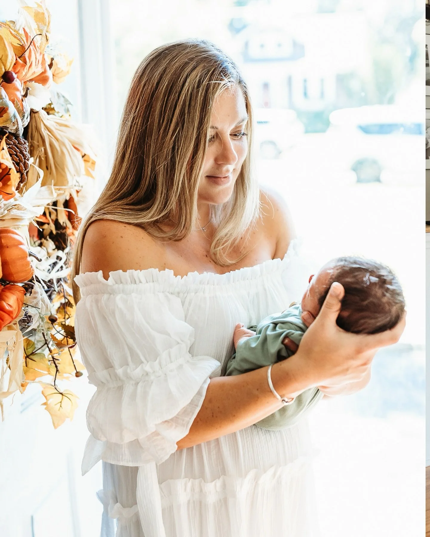 Here&rsquo;s what a newborn session with me really looks like:
&ndash; I come to your home (or you can choose a cozy studio option)
&ndash; You&rsquo;ll have access to my client closet + styling guidance
&ndash; We move at baby&rsquo;s pace &mdash; b