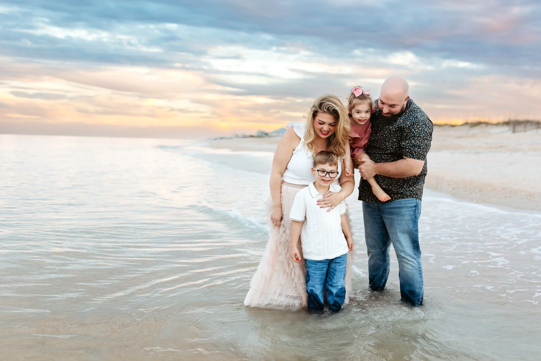 If you&rsquo;ve been thinking about a session this spring, April is one of the easiest times to make it happen.
The weather is still comfortable, the light is soft, and sessions tend to feel really relaxed this time of year.
Most families end up choo