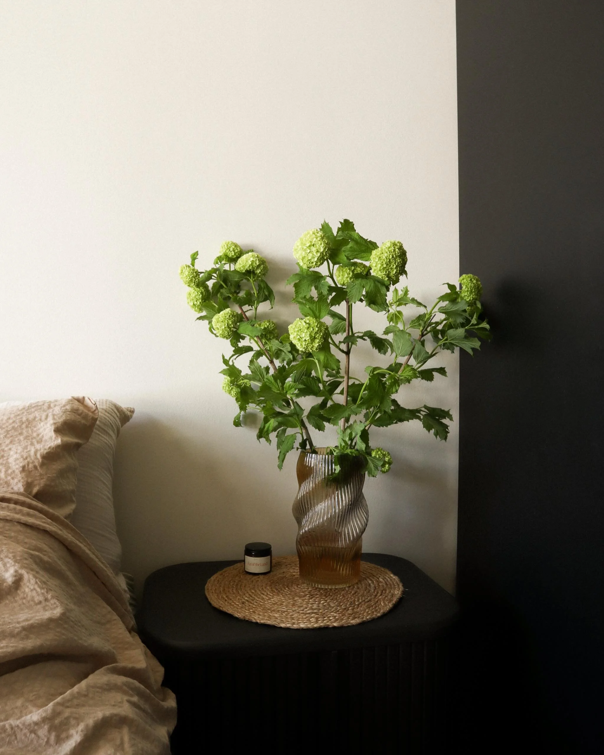 Must be Taurus season: fresh flowers, clean bedsheets and soft nourishing balm 🤎

~

#taurusseason #bedroom #slowliving #nightstand #consciousliving