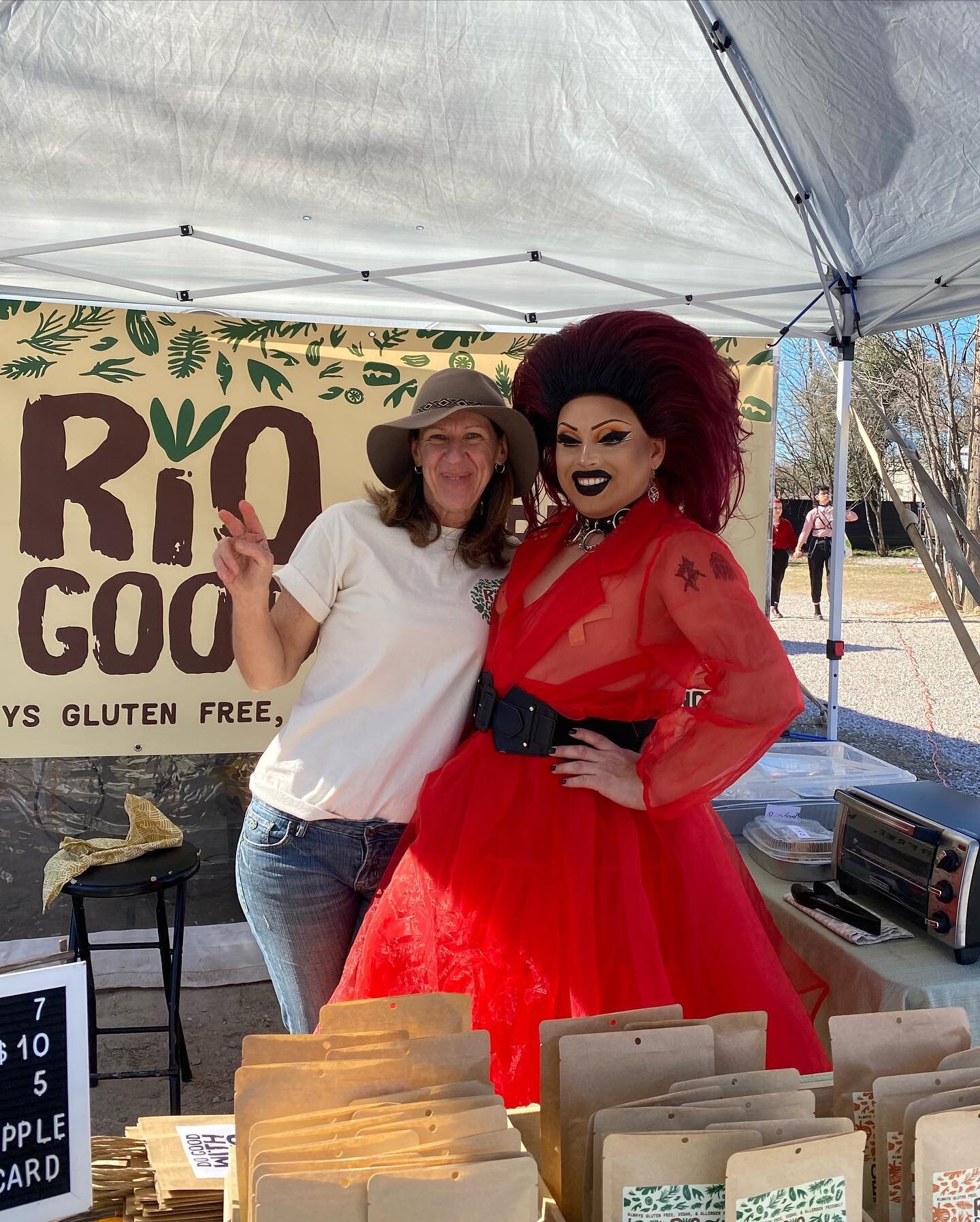 Saturday are for the girlies...and farmers markets! 💅👩&zwj;🌾
TODAY we are @thewanderingveganatx (downtown) till 1 o'clock!
On SUNDAY we are @lonestarfarmersmarket from 10-2! 
Hope to see y'all Ch-easy lovers! 🧀&hearts;️

#plantbased #plantbasedfo