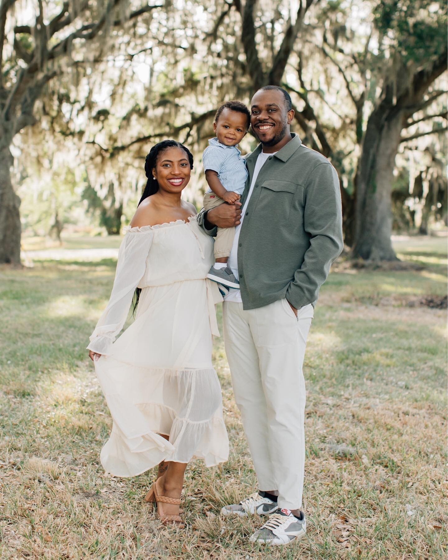 The sweetest family session! I met this family in Winter Garden on a sunny afternoon! ☀️ We documented the milestone of Cree turning ONE! 🥳
&bull;
&bull;
&bull;
#orlandofamilyphotographer #orlandophotographer #firstbirthday #wintergardenfl #winterga