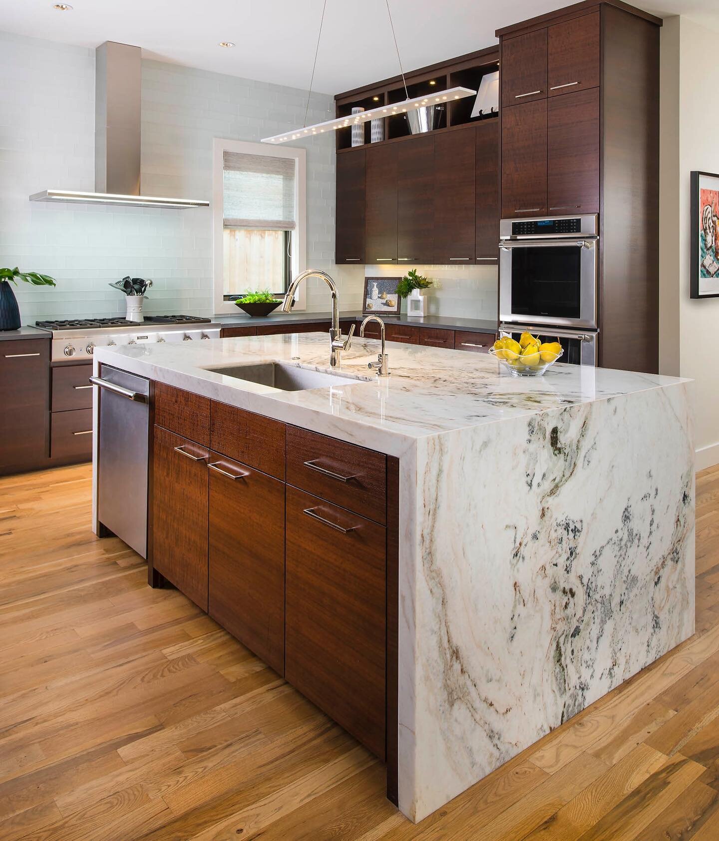 Sleek and simple, yet bold and interesting.
&hellip;
The marble waterfall island accentuated by dark wood brings depth and balance to this kitchen design. 
.
.
.
#interiordesign #ineriordesigner #interior #interiorstyling #homedecor #homedesign #home