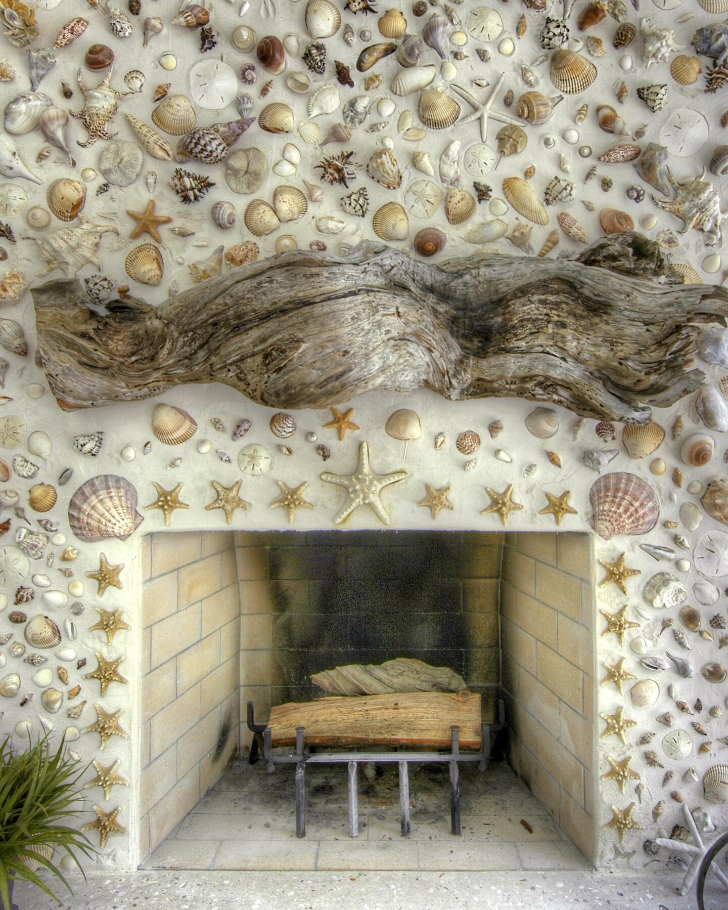 It&rsquo;s all in the details✨
&hellip;
Driftwood and seashells make for a truly coastal fireplace experience🐚
.
.
.
#interiordesign #ineriordesigner #interior #interiorstyling #homedecor #homedesign #homestyle #interiordecorating #instadecor #insta